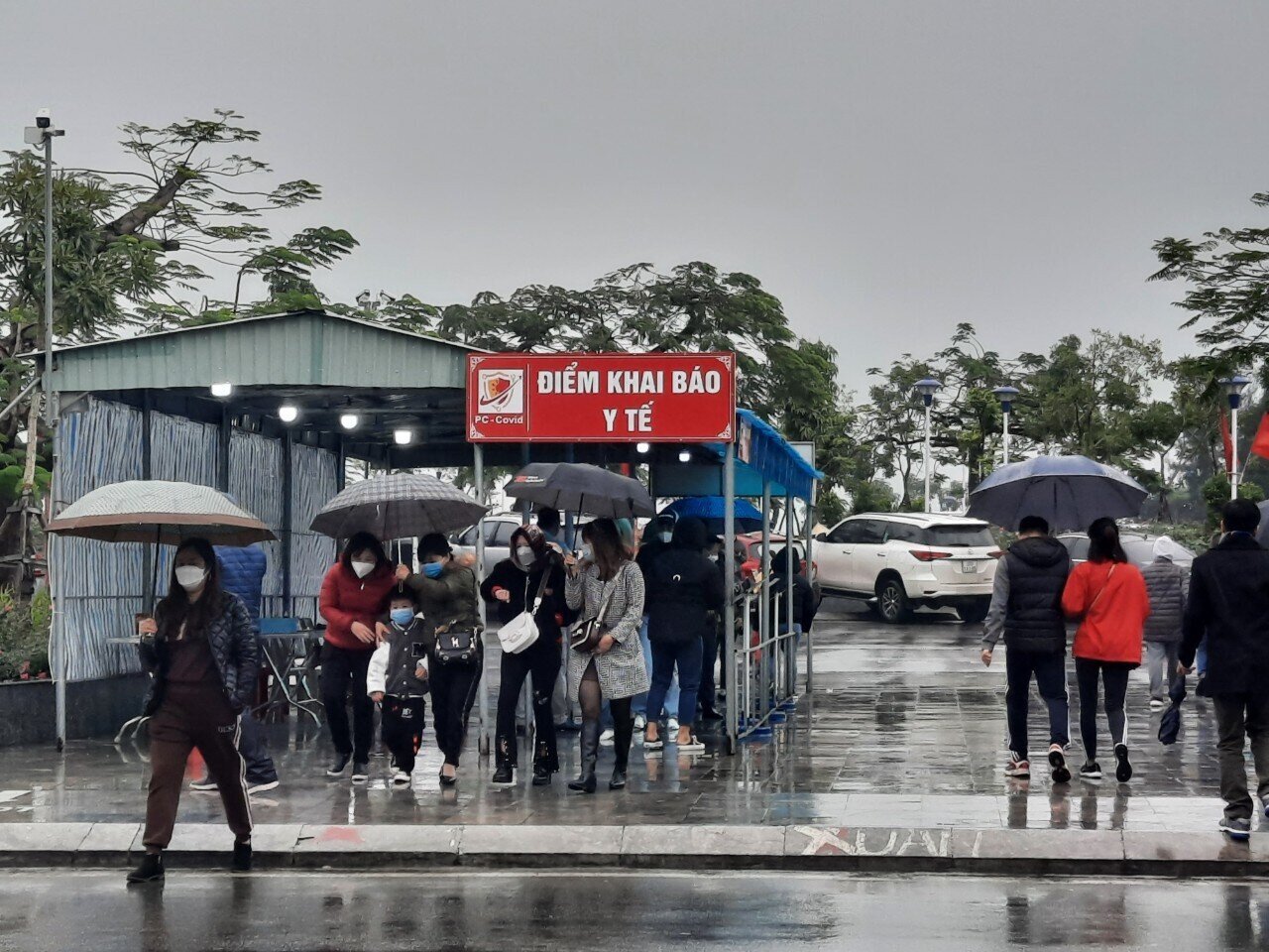 Ban quản l&yacute; Di t&iacute;ch lịch sử quốc gia đặc biệt đền Cửa &Ocirc;ng - Cặp Ti&ecirc;n cũng đẩy mạnh c&ocirc;ng t&aacute;c tuy&ecirc;n truyền đến người d&acirc;n v&agrave; du kh&aacute;ch tr&ecirc;n 6 cụm loa truyền thanh. Hơn thế, tại c&aacute;c vị tr&iacute; trong khu&ocirc;n vi&ecirc;n của đền đều được bố tr&iacute; nh&acirc;n vi&ecirc;n thường xuy&ecirc;n nhắc nhở du kh&aacute;ch đeo khẩu trang, giữ khoảng c&aacute;ch an to&agrave;n, tu&acirc;n thủ quy định 5K trong ph&ograve;ng, chống dịch.

"Nhờ vậy, đến thời điểm hiện tại, lượng kh&aacute;ch đến khu di t&iacute;ch đạt khoảng 53.000 người, nhưng đều đảm bảo an to&agrave;n tuyệt đối", &ocirc;ng Thanh cho hay.