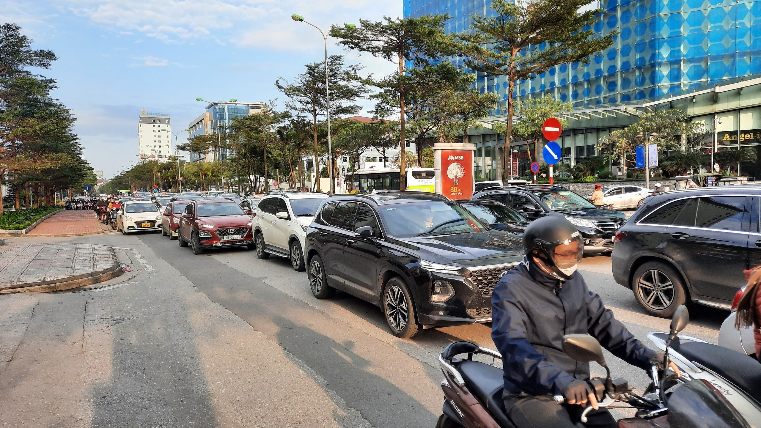 S&aacute;ng nay (14/2), một số trường Đại học ở H&agrave; Nội đ&oacute;n sinh vi&ecirc;n trở lại học trực tiếp sau nhiều th&aacute;ng học online v&igrave; dịch Covid-19. Ghi nhận của PV B&aacute;o Giao th&ocirc;ng, một số tuyến phố ch&iacute;nh ở H&agrave; Nội xuất hiện t&igrave;nh trạng &ugrave;n tắc.