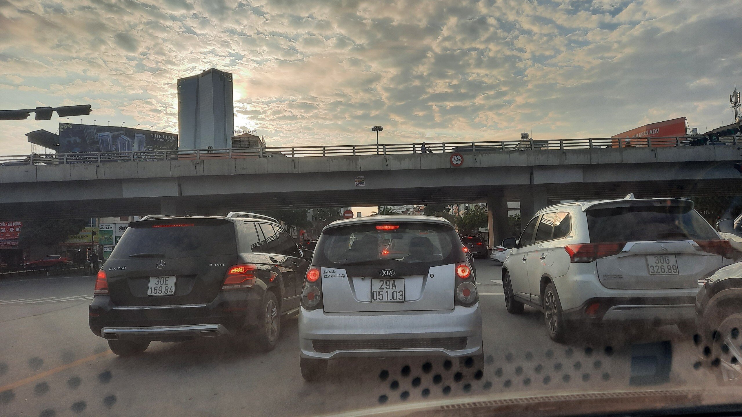 N&uacute;t giao Nguyễn Kh&aacute;nh To&agrave;n - Đ&agrave;o Tấn cũng xuất hiện t&igrave;nh trạng kh&oacute; di chuyển, lực lượng CSGT phải c&oacute; mặt từ rất sớm để điều tiết giao th&ocirc;ng.