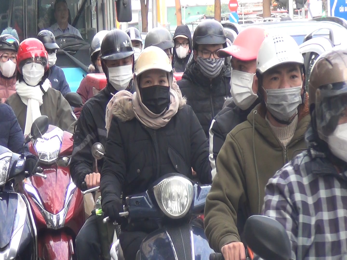 Do thời tiết H&agrave; Nội lạnh s&acirc;u g&acirc;y kh&oacute; khăn cho người tham gia giao th&ocirc;ng bằng xe m&aacute;y.