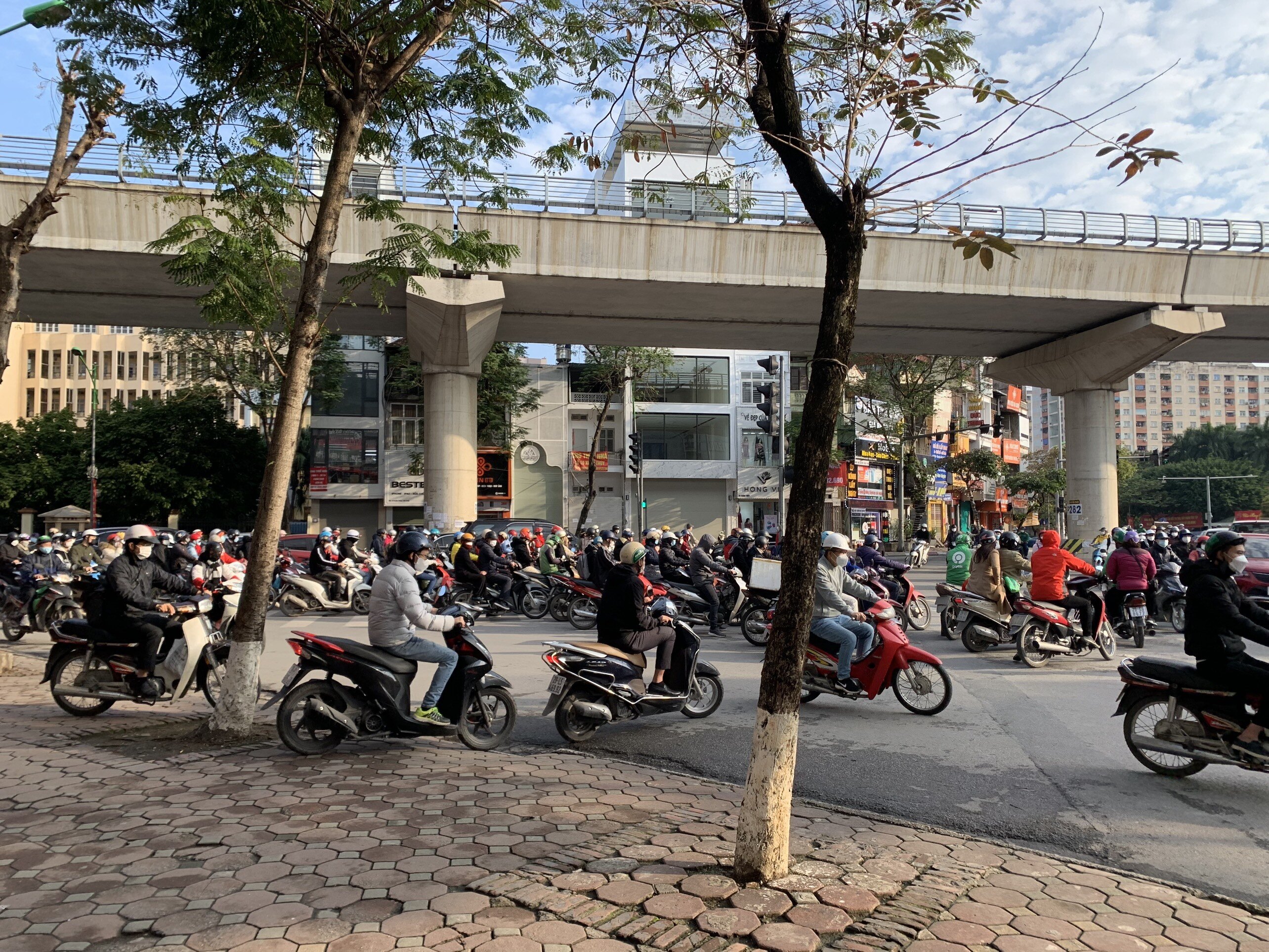 Trục đường Cầu Giấy (cả hai chiều), t&igrave;nh trạng &ugrave;n tắc cũng xuất hiện.