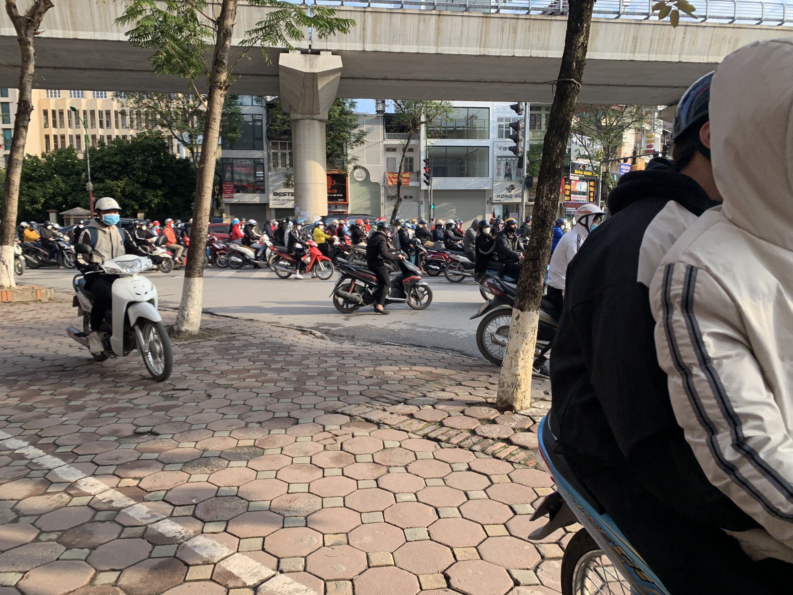 Một số người đi xe m&aacute;y thiếu ki&ecirc;n nhẫn khi đường tắc n&ecirc;n đ&atilde; đi xe m&aacute;y l&ecirc;n vỉa h&egrave;.