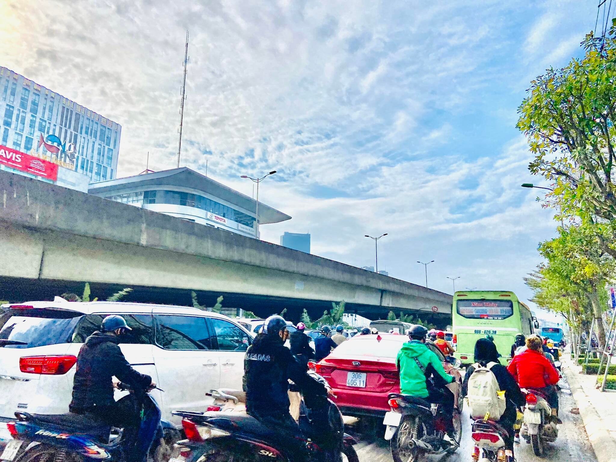 Đường Phạm H&ugrave;ng (đoạn gần bến xe Mỹ Đ&igrave;nh) tắc cứng s&aacute;ng nay.