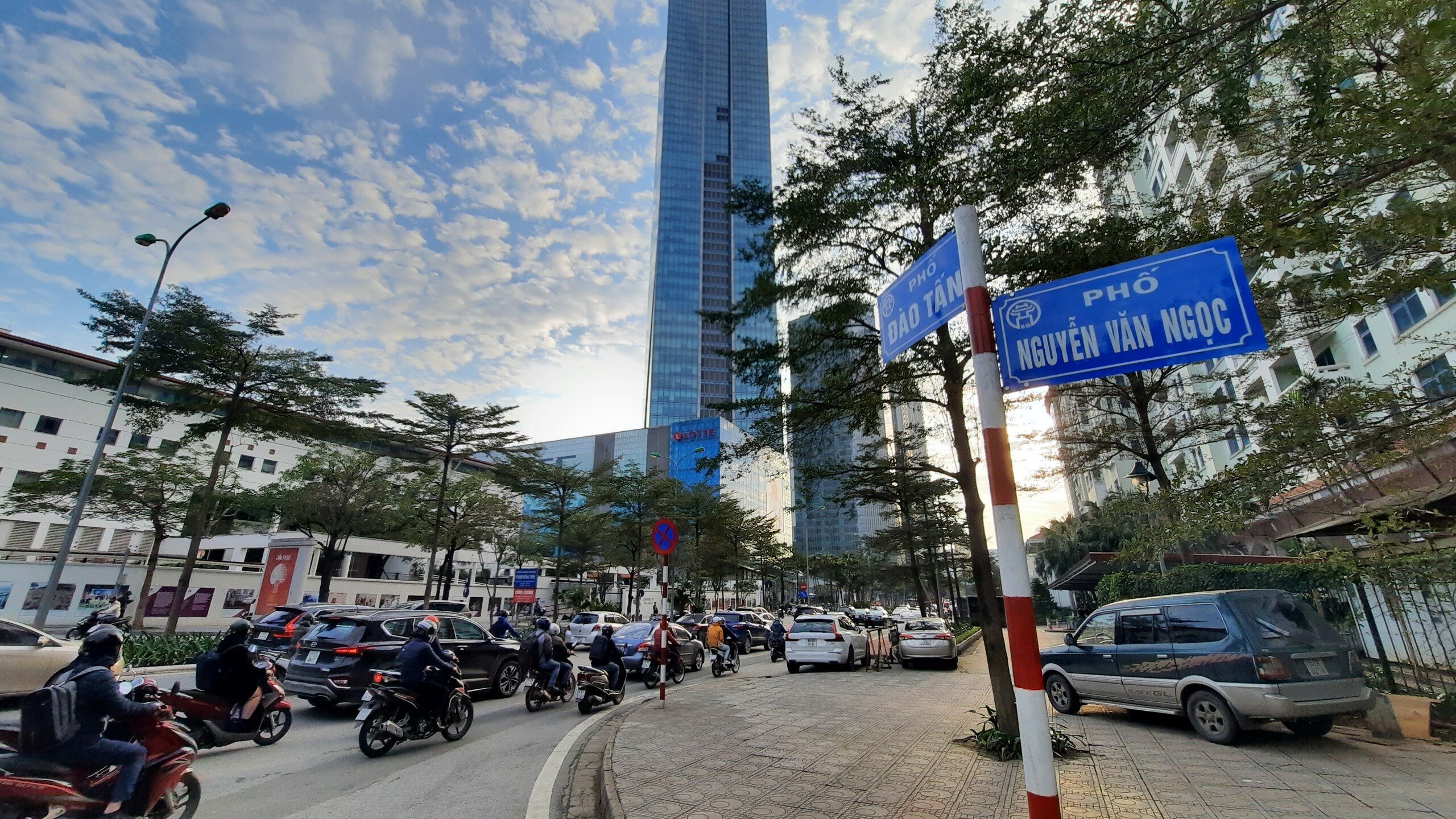 Tại n&uacute;t giao Nguyễn Văn Ngọc - Đ&agrave;o Tấn, từ hơn 7h, người tham gia giao th&ocirc;ng đ&atilde; gặp kh&oacute; khăn khi di chuyển.