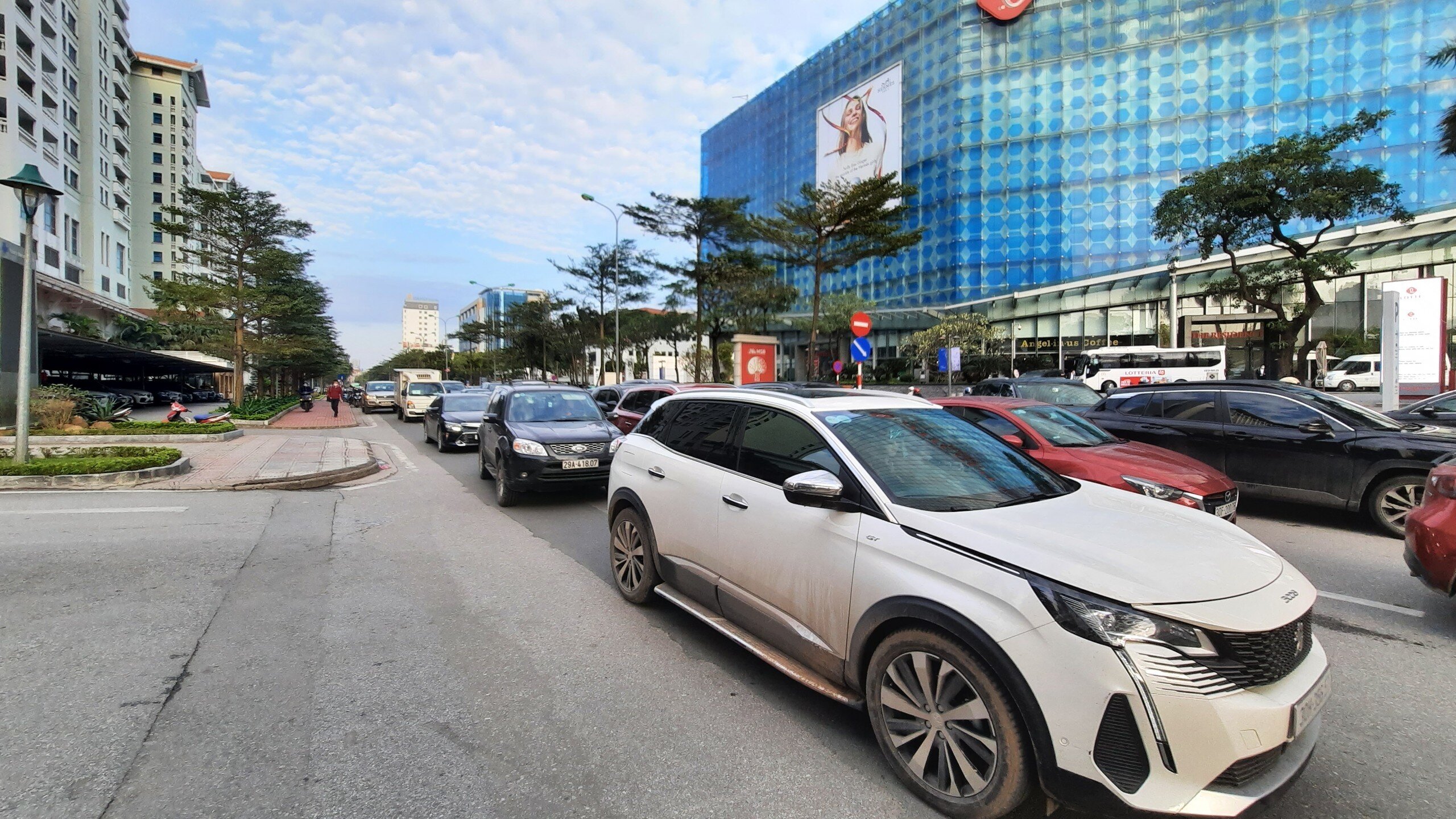 Tr&ecirc;n đường Đ&agrave;o Tấn hướng đi Kim M&atilde;, h&agrave;ng d&agrave;i &ocirc; t&ocirc; nối đu&ocirc;i nhau nh&iacute;ch từng ch&uacute;t một.