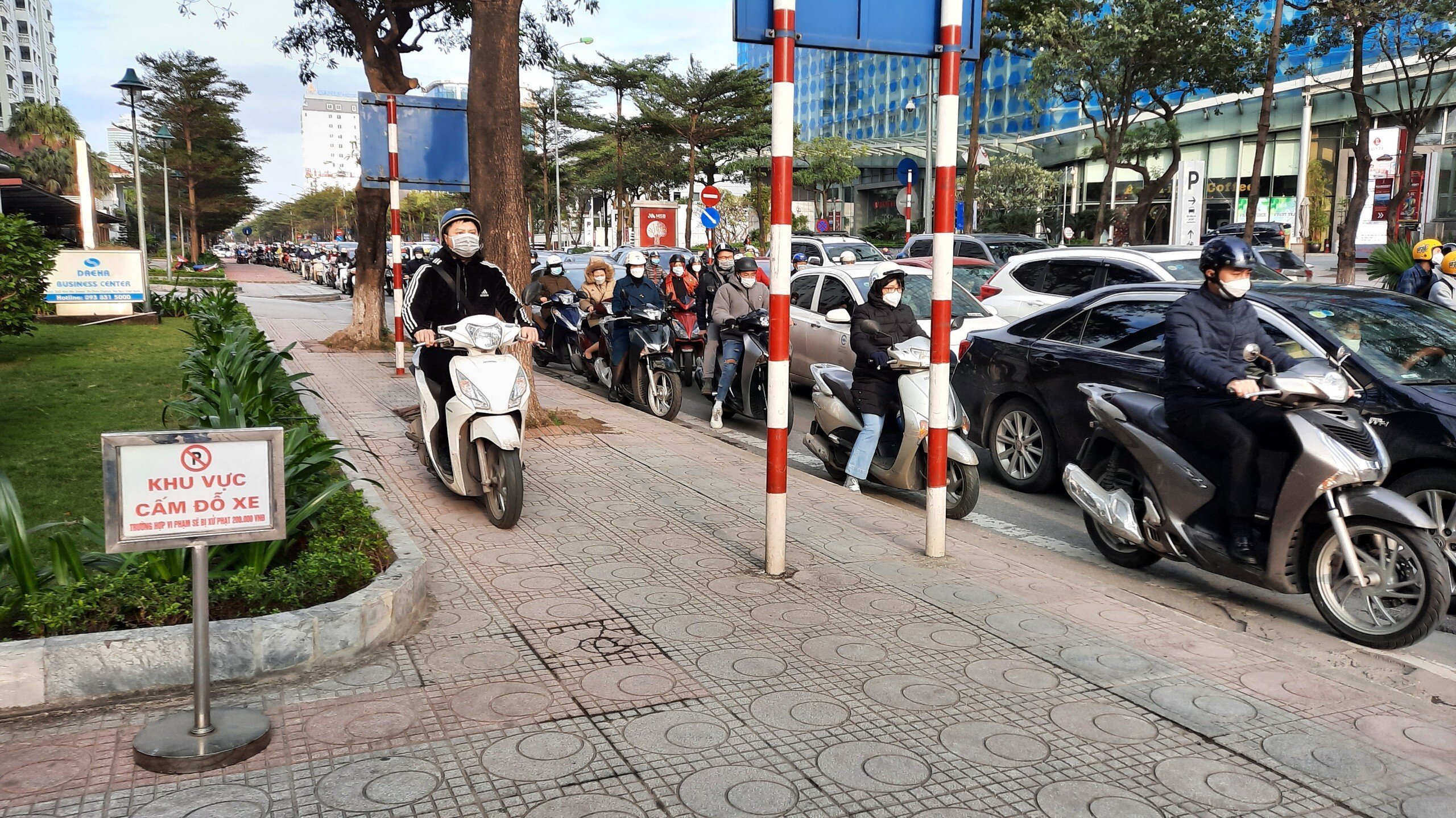 Do l&ograve;ng đường tắc n&ecirc;n nhiều người điều khiển xe m&aacute;y đ&atilde; leo l&ecirc;n cả vỉa h&egrave; để di chuyển.