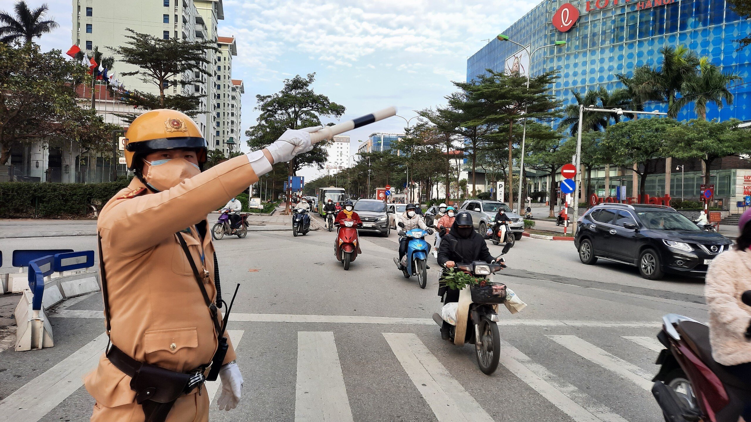 Lực lượng CSGT tăng cường tại n&uacute;t giao Đ&agrave;o Tấn - Liễu Giai để ph&acirc;n luồng, điều tiết giao th&ocirc;ng...