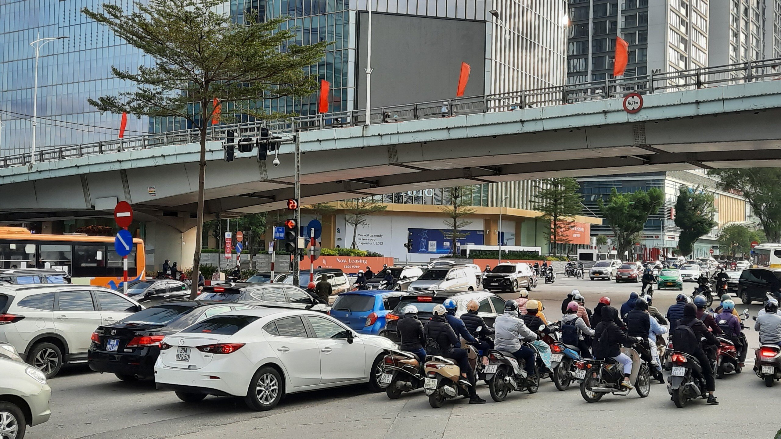 "H&ocirc;m nay ng&agrave;y đầu ti&ecirc;n sinh vi&ecirc;n quay lại trường học, lại l&agrave; ng&agrave;y đầu tuần, n&ecirc;n lưu lượng phương tiện tham gia giao th&ocirc;ng tr&ecirc;n nhiều tuyến phố gia tăng", chiến sỹ CSGT l&agrave;m nhiệm vụ tại n&uacute;t giao Đ&agrave;o Tấn - Liễu Giai cho hay.