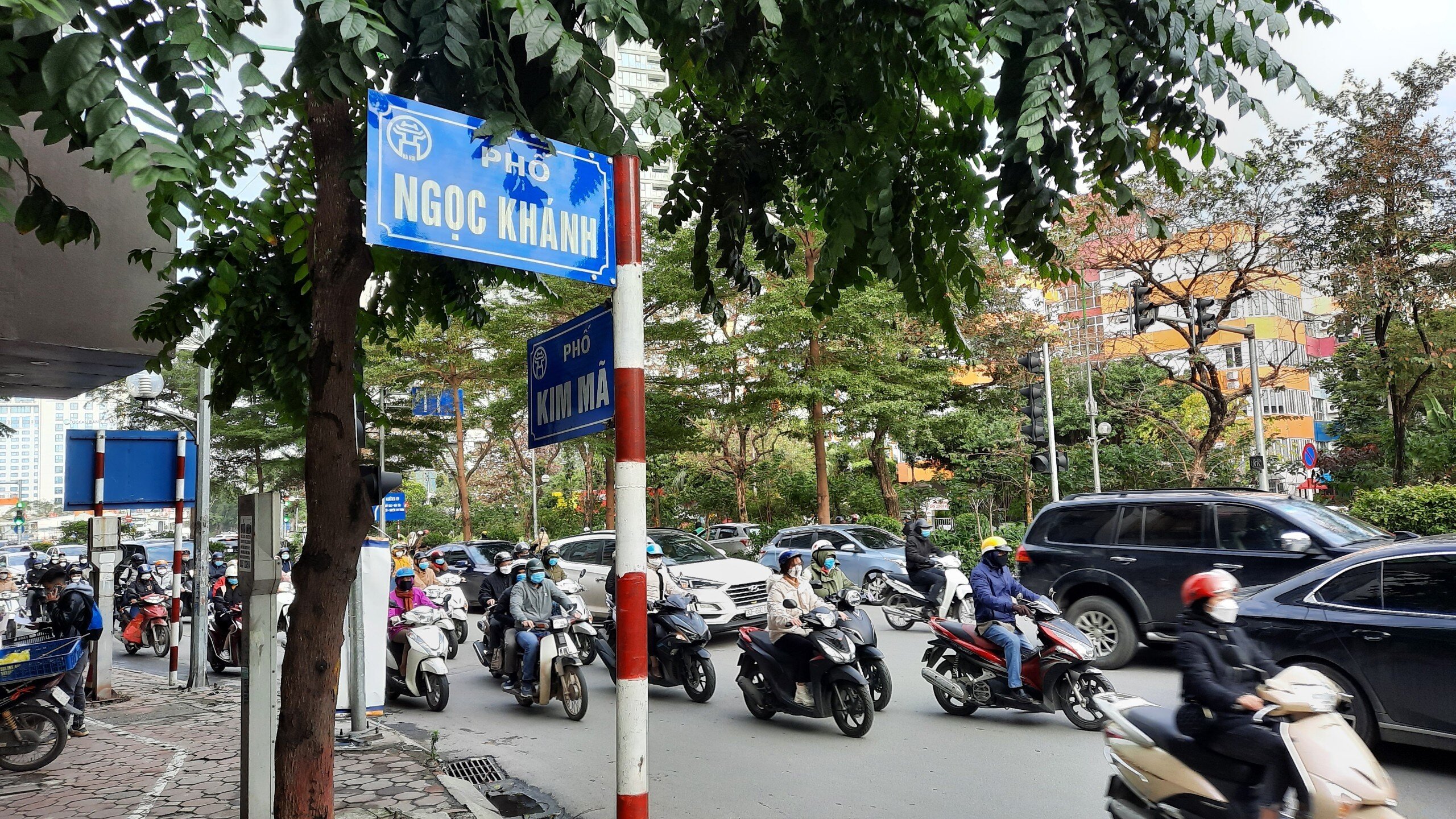 Tại n&uacute;t giao Kim M&atilde; - Ngọc Kh&aacute;nh cũng xuất hiện t&igrave;nh trạng &ugrave;n tắc, người điều khiển phương tiện kh&oacute; di chuyển.