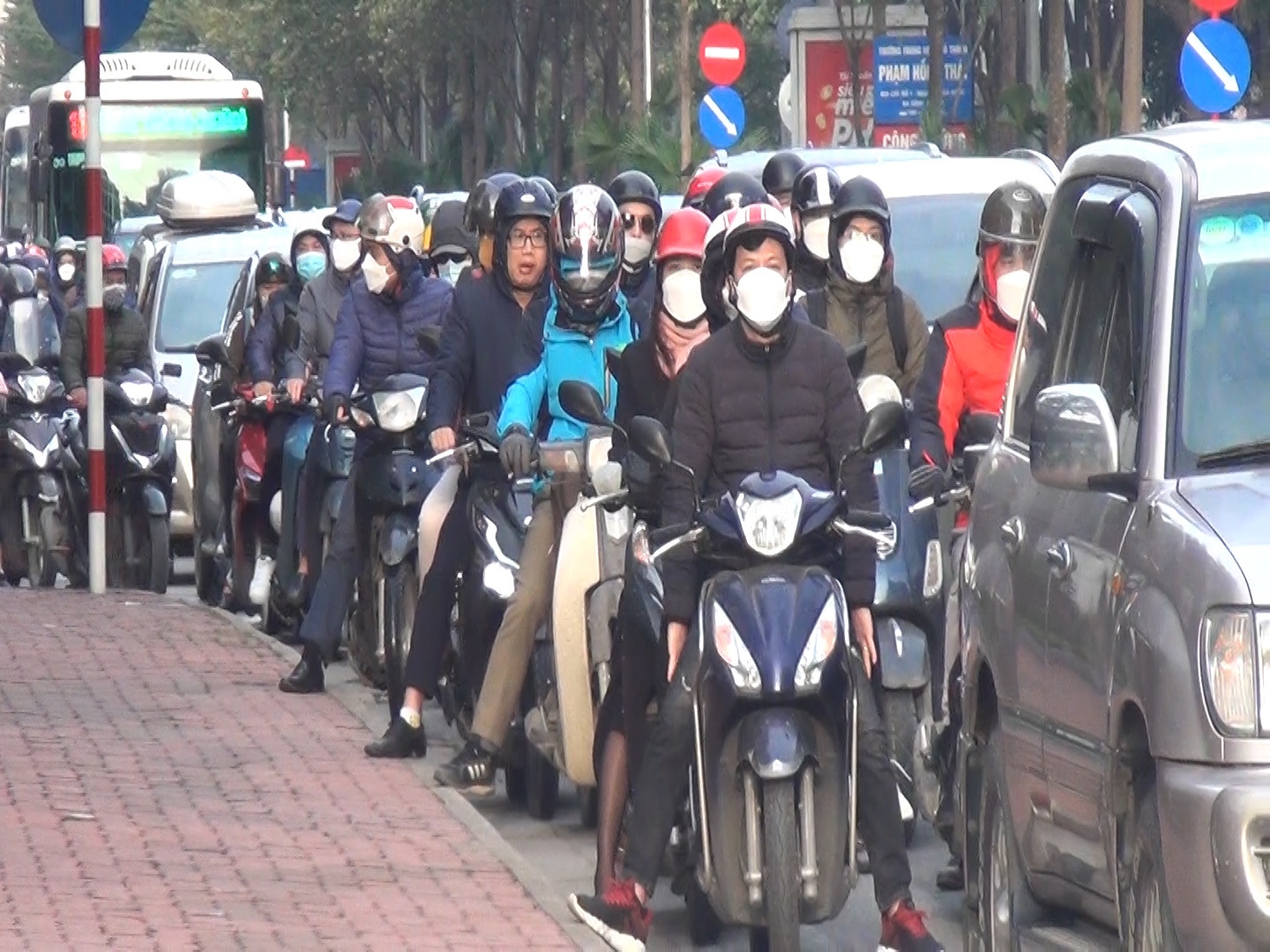 Anh Qu&aacute;ch H&agrave; Đương (quận Cầu Giấy) cho biết, dự đo&aacute;n h&ocirc;m nay đường sẽ đ&ocirc;ng hơn n&ecirc;n t&ocirc;i đi l&agrave;m sớm hơn, nhưng ra đường vẫn gặp t&igrave;nh trạng tắc. Thời tiết lạnh nữa n&ecirc;n cảm thấy di chuyển vất vả hơn ng&agrave;y thường.