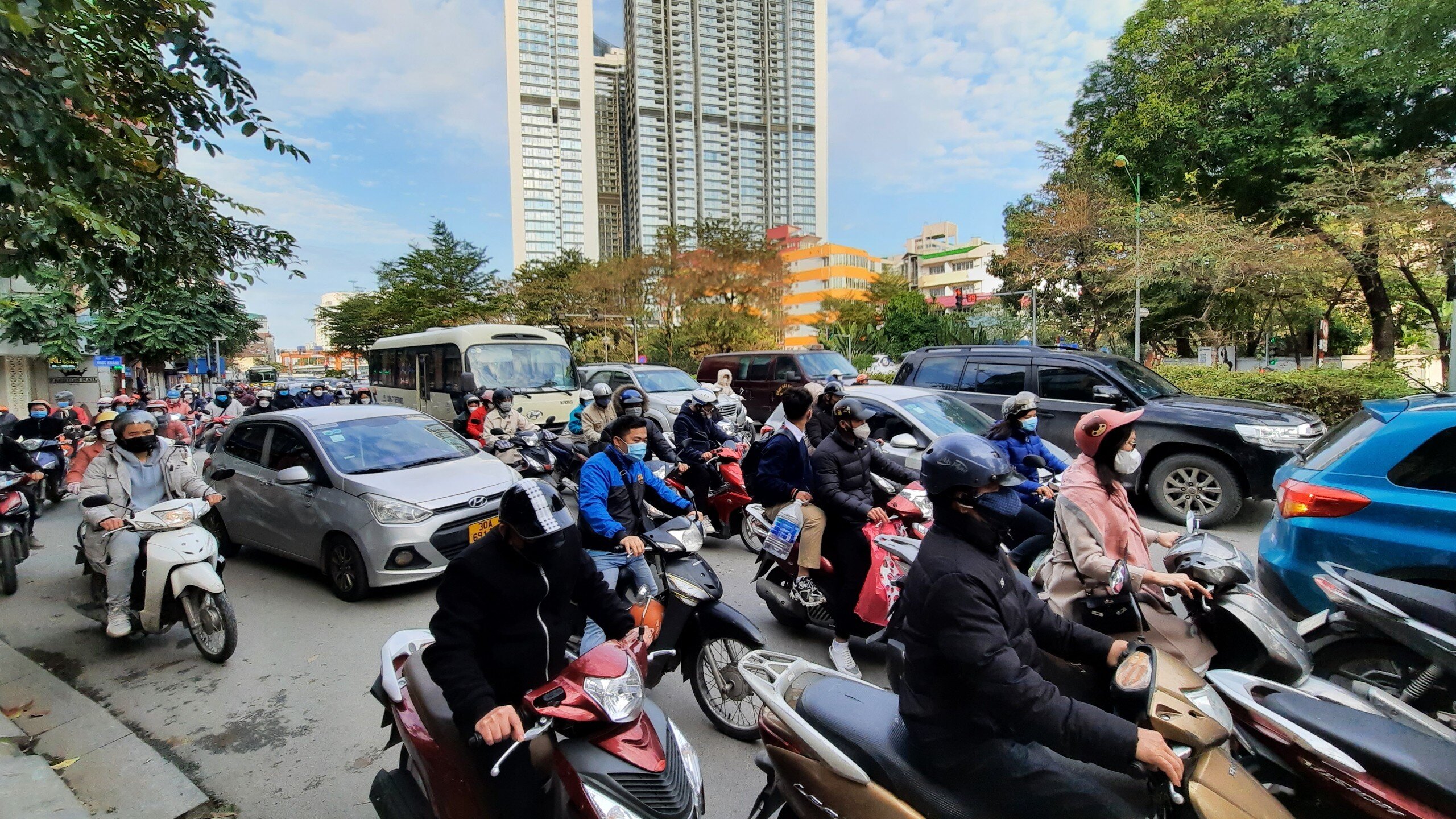 H&agrave;ng d&agrave;i xe m&aacute;y v&agrave; &ocirc; t&ocirc; chen lấn di chuyển kh&oacute; khăn tại phố Kim M&atilde;.