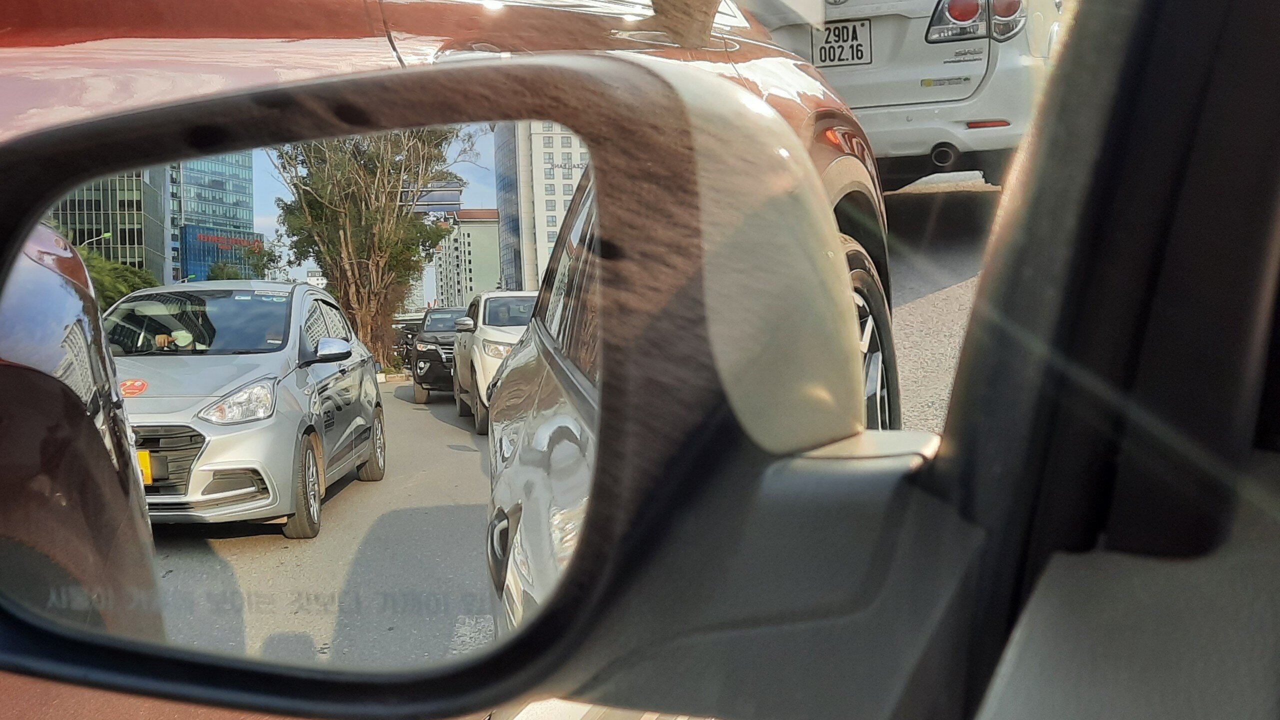 H&agrave;ng d&agrave;i &ocirc; t&ocirc; chờ đ&egrave;n đỏ ở đường Kim M&atilde; hướng đi Nguyễn Th&aacute;i Học.