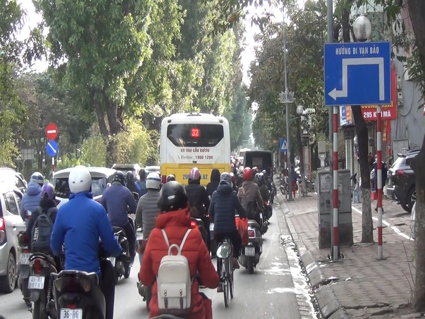 Phố Kim M&atilde; Hướng đi phố Vạn Bảo, d&ograve;ng phương tiện cũng di chuyển rất chậm r&atilde;i.