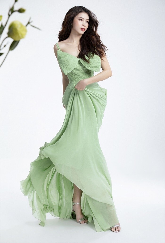 Kết hợp với đạo cụ như lụa, hoa, Ngọc Thảo tỏ ra chuy&ecirc;n nghiệp trong c&aacute;ch "thả d&aacute;ng" để bắt được những khoảnh khắc tạo điểm nhấn cho nhan sắc của m&igrave;nh