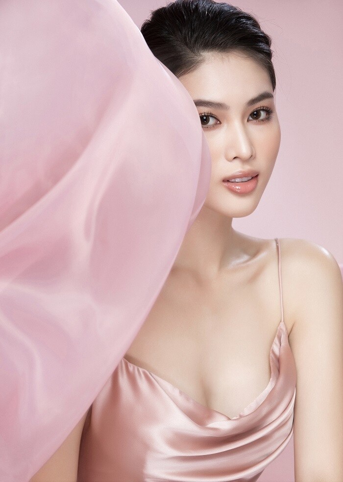 Người đẹp chọn lối trang điểm nhẹ nh&agrave;ng để t&ocirc;n l&ecirc;n vẻ đẹp tự nhi&ecirc;n