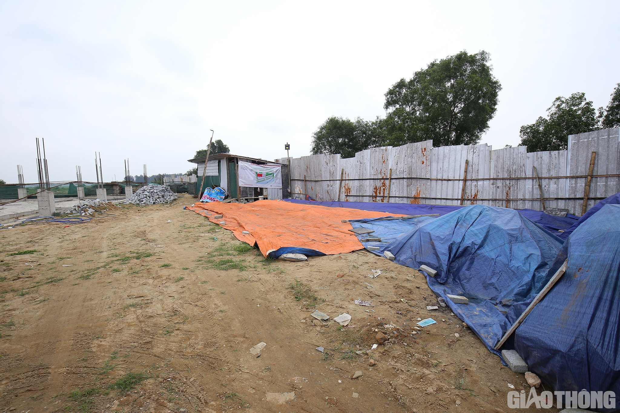 Tuy nhi&ecirc;n, theo t&igrave;m hiểu của PV B&aacute;o Giao th&ocirc;ng, ng&agrave;y 3/8/2021, Sở NN&PTNT c&oacute; Văn bản số 2804/SNN-CCTL do &ocirc;ng Nguyễn Văn Đệ - Gi&aacute;m đốc Sở NN&PTNT k&yacute; gửi cho UBND tỉnh Nghệ An khẳng định: Khu vực đề xuất x&acirc;y dựng dự &aacute;n nằm ph&iacute;a ngo&agrave;i tuyến đ&ecirc; Tả Lam hiện tại v&agrave; nằm ph&iacute;a trong tuyến đ&ecirc; Tả Lam cũ, kh&ocirc;ng ngập nước trong m&ugrave;a lũ, kh&ocirc;ng phải l&agrave; b&atilde;i s&ocirc;ng theo quy định của Luật Đ&ecirc; điều n&ecirc;n kh&ocirc;ng thuộc phạm vi điều chỉnh của Điều 26 của Luật Đ&ecirc; điều.