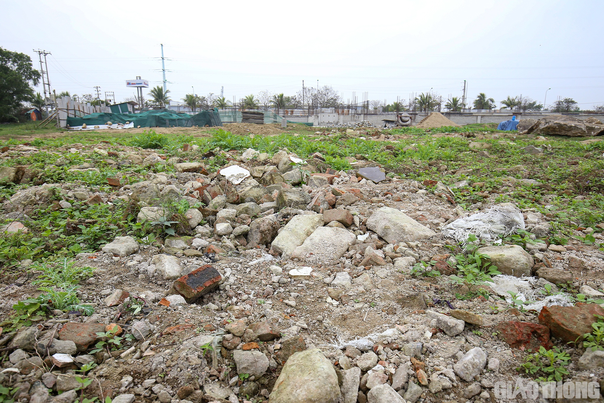 Đ&uacute;ng sai trong việc cấp ph&eacute;p thực hiện dự &aacute;n n&agrave;y sẽ được c&aacute;c sở, ng&agrave;nh, UBND tỉnh Nghệ An v&agrave; thậm ch&iacute; l&agrave; c&aacute;c cơ quan cấp Bộ xem x&eacute;t lại. Tuy nhi&ecirc;n, sự bất nhất của sở ng&agrave;nh chức năng tỉnh Nghệ An đ&atilde; ảnh hưởng nghi&ecirc;m trọng tới quyền lợi của doanh nghiệp thực hiện dự &aacute;n v&agrave; s&acirc;u xa l&agrave; c&aacute;c ch&iacute;nh s&aacute;ch thu h&uacute;t, tạo điều kiện của tỉnh trong k&ecirc;u gọi đầu tư. Thiết nghĩ, tỉnh Nghệ An cần nhanh ch&oacute;ng l&agrave;m r&otilde; tr&aacute;ch nhiệm của c&aacute;c b&ecirc;n li&ecirc;n quan trước việc "tiền hậu bất nhất" n&agrave;y v&agrave; c&oacute; h&igrave;nh thức xử l&yacute; nghi&ecirc;m minh!