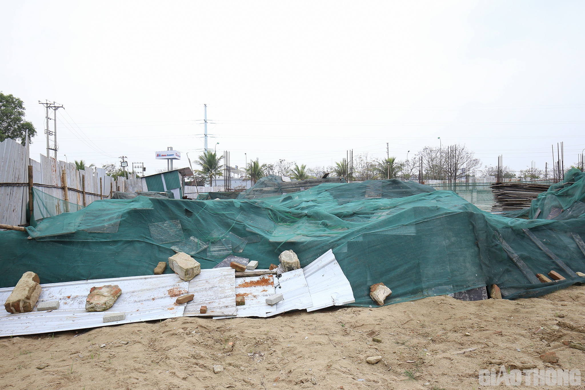 Một dự &aacute;n c&oacute; quy m&ocirc; hơn 13,7 ng&agrave;n m2 vi phạm quy định Luật đ&ecirc; điều bị đ&igrave;nh chỉ để l&agrave;m r&otilde; l&agrave; ho&agrave;n to&agrave;n ch&iacute;nh đ&aacute;ng (!?). Tuy nhi&ecirc;n, điều dư luận đang băn khoăn l&agrave; tại sao trước đ&oacute; Sở NN&PTNT Nghệ An đ&atilde; c&oacute; văn bản do người đứng đầu sở n&agrave;y k&yacute; gửi UBND tỉnh đ&atilde; khẳng định nằm ngo&agrave;i tuyến đ&ecirc; mới, kh&ocirc;ng thuộc phạm vi điều chỉnh của Điều 26 của Luật Đ&ecirc; điều v&agrave; kh&ocirc;ng ảnh hưởng đến ti&ecirc;u tho&aacute;t lũ. Thế nhưng, chỉ sau đ&oacute; 3 th&aacute;ng, đơn vị trực thuộc Sở NN&PTNT Nghệ An lại lập bi&ecirc;n bản v&igrave; vi phạm Luật Đ&ecirc; điều v&agrave; đ&igrave;nh chỉ dự &aacute;n.