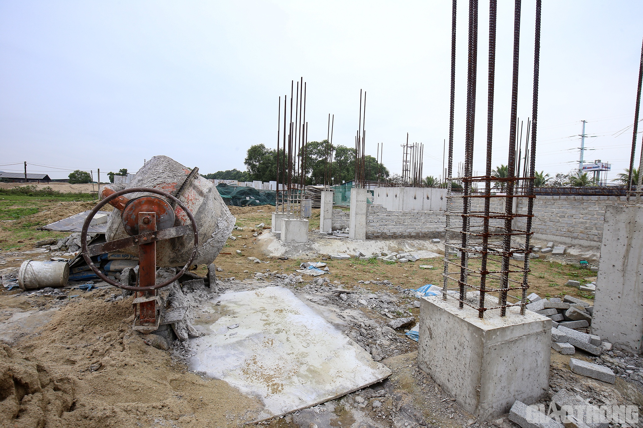 Theo ghi nhận của PV v&agrave;o ng&agrave;y 15/2/2022, dự &aacute;n đ&atilde; được triển khai x&acirc;y dựng đến phần m&oacute;ng của một c&ocirc;ng tr&igrave;nh ở g&oacute;c ph&iacute;a T&acirc;y Nam dự &aacute;n. Thời điểm PV c&oacute; mặt, kh&ocirc;ng c&oacute; dấu hiệu của việc thi c&ocirc;ng x&acirc;y dựng hay c&ocirc;ng nh&acirc;n, m&aacute;y m&oacute;c n&agrave;o đang l&agrave;m việc.