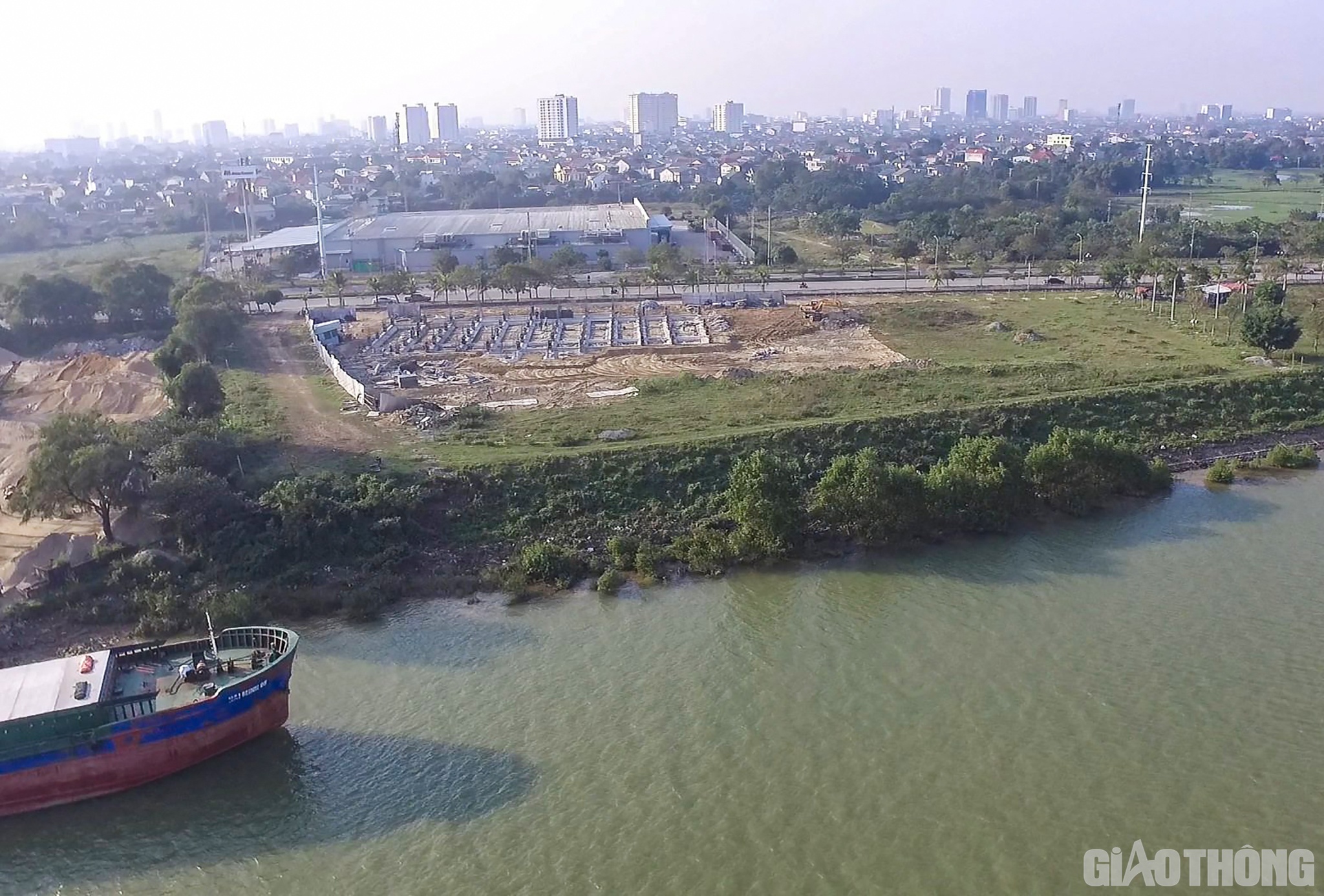 Dự &aacute;n quần thể khu vui chơi, giải tr&iacute; v&agrave; du lịch ven s&ocirc;ng Lam tại phường Bến Thủy, TP Vinh được UBND tỉnh Nghệ An ph&ecirc; duyệt quy hoạch chi tiết x&acirc;y dựng tỉ lệ 1/500 tại Quyết định 386 ng&agrave;y 24/1/2017; Quyết định ph&ecirc; duyệt quy hoạch chi tiết số 53 ng&agrave;y 7/1/2020; v&agrave; được Sở TN&MT cấp Giấy chứng nhận quyền sử dụng đất CH537629 ng&agrave;y 17/10/2017.