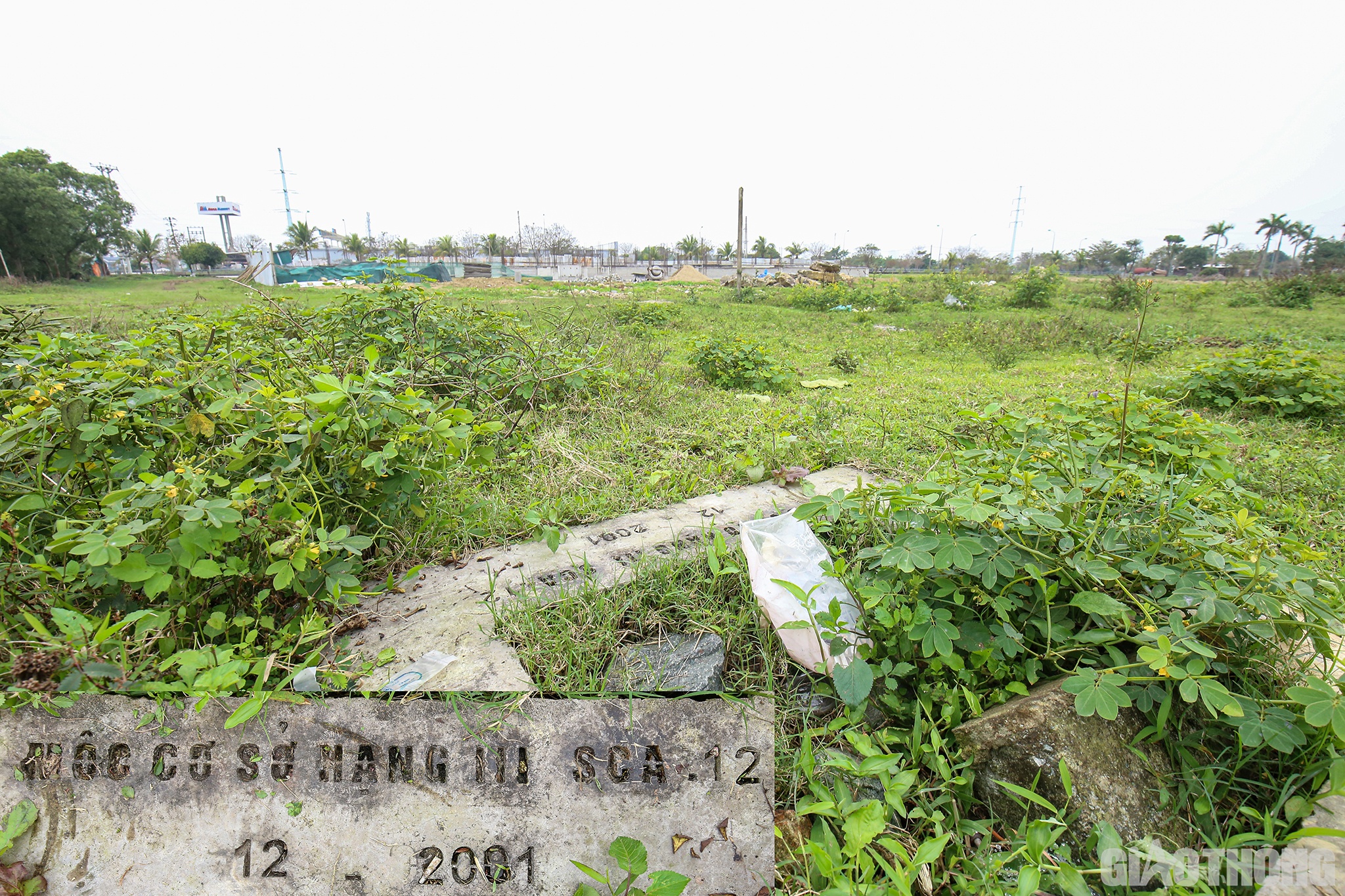 Qu&aacute; tr&igrave;nh thi c&ocirc;ng, ng&agrave;y 25/11/2021, Chi cục Thủy lợi Nghệ An, Hạt Quản l&yacute; đ&ecirc; Vinh ph&aacute;t hiện v&agrave; lập bi&ecirc;n bản về việc vi phạm ph&aacute;p luật về lĩnh vực đ&ecirc; điều v&agrave; thi&ecirc;n tai trong đ&oacute; ghi r&otilde;: C&ocirc;ng tr&igrave;nh do C&ocirc;ng ty CP Đầu tư & Ph&aacute;t triển Vinh Hưng đ&atilde; c&oacute; h&agrave;nh vi vi phạm x&acirc;y dựng c&ocirc;ng tr&igrave;nh tr&ecirc;n b&atilde;i s&ocirc;ng, vi phạm Điều 26 Luật Đ&ecirc; điều, Điều 21 Nghị định 104/2017/NĐ-CP ng&agrave;y 14/9/2017. Đồng thời đ&igrave;nh chỉ x&acirc;y dựng c&ocirc;ng tr&igrave;nh do x&acirc;y dựng tr&aacute;i ph&eacute;p tr&ecirc;n b&atilde;i s&ocirc;ng, buộc chủ đầu tư kh&ocirc;i phục lại hiện trạng ban đầu.