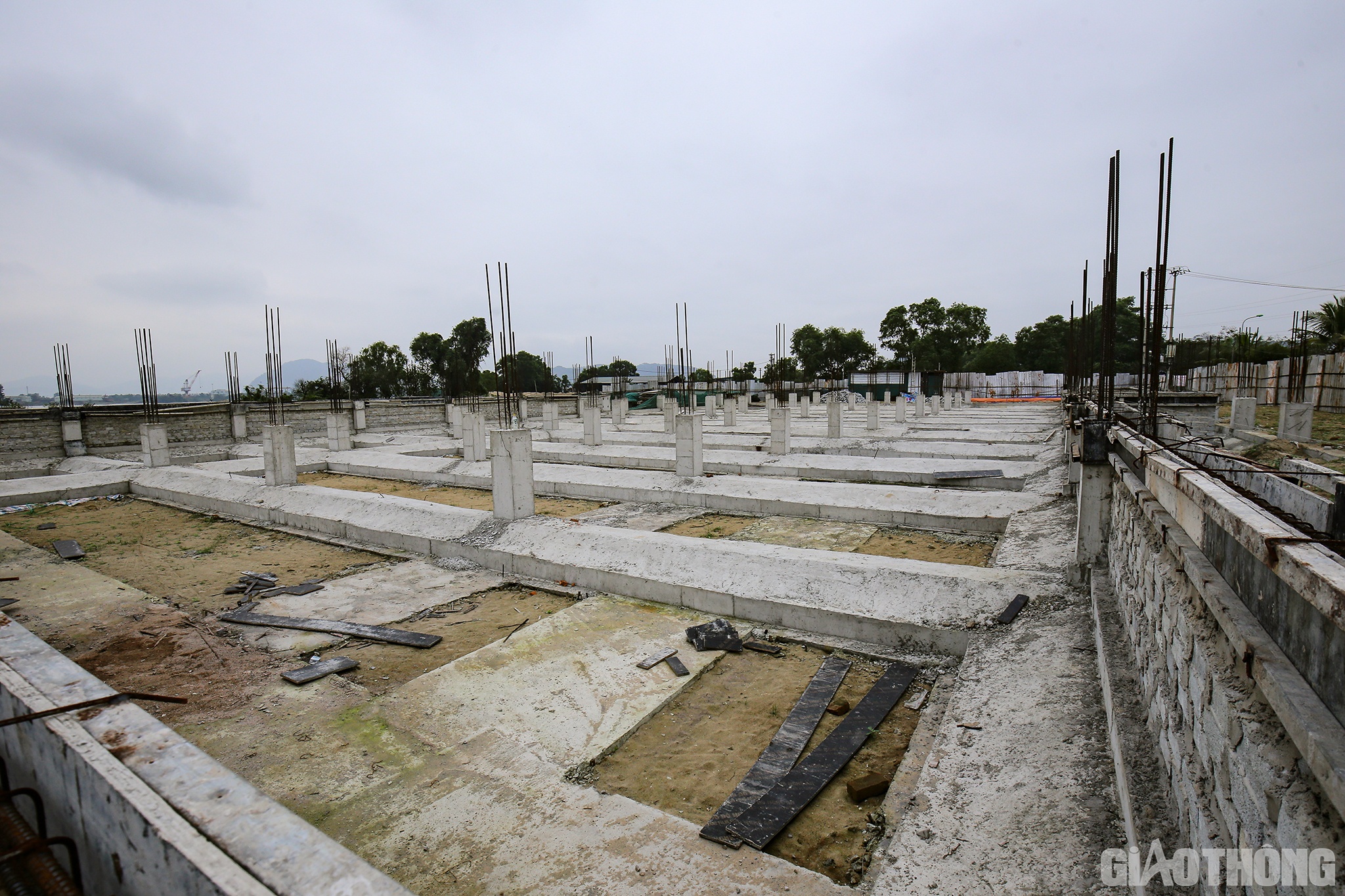 Tuy nhi&ecirc;n, dự &aacute;n vẫn được chủ đầu tư triển khai x&acirc;y dựng. V&agrave; sau khi c&oacute; phản ảnh, ng&agrave;y 1/12/2021, Chi cục Thủy lợi Nghệ An, Hạt Quản l&yacute; đ&ecirc; Vinh v&agrave; đại diện ch&iacute;nh quyền địa phương tiếp tục lập bi&ecirc;n bản với dự &aacute;n tr&ecirc;n.