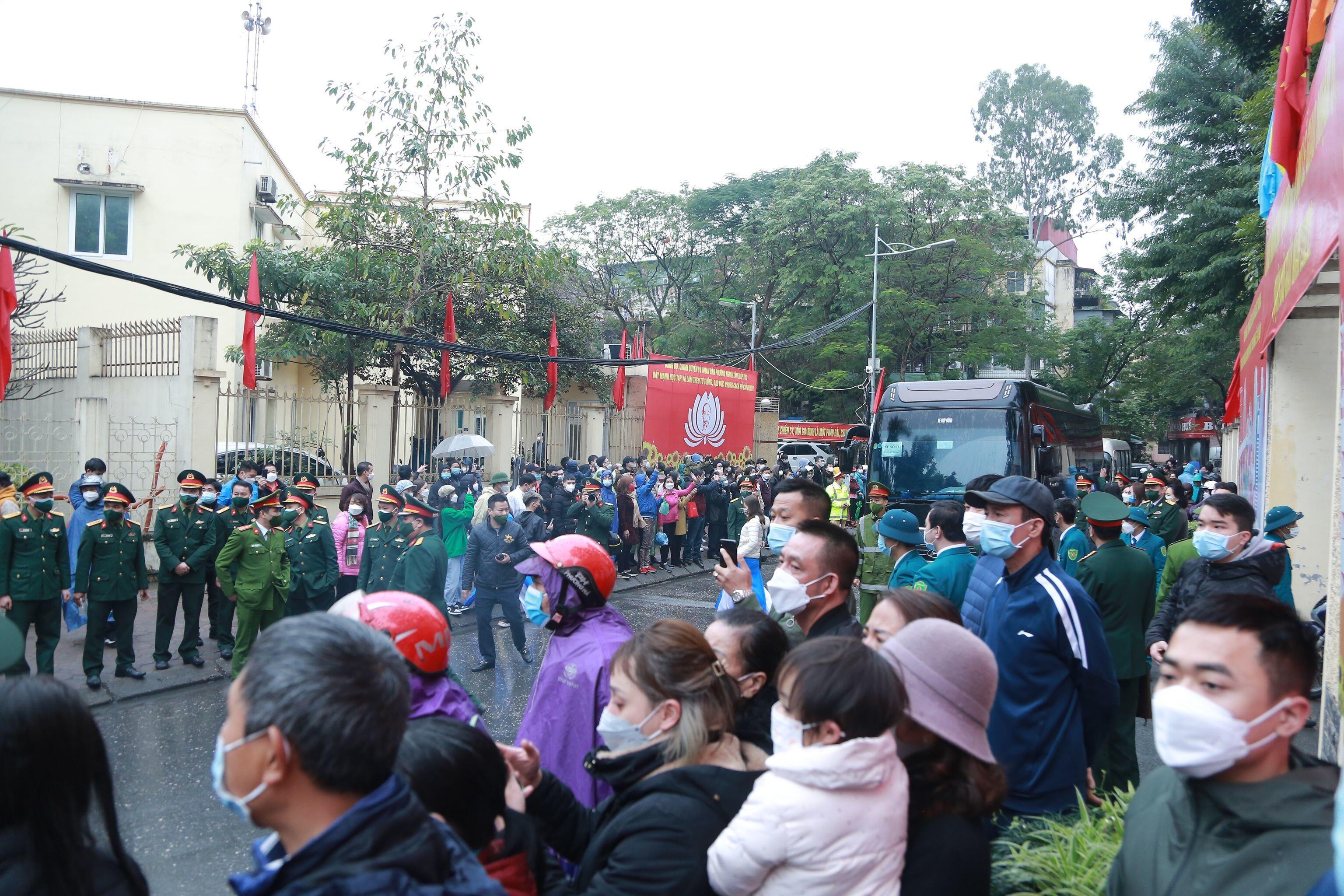 S&aacute;ng nay (16/2), 30 quận huyện, thị x&atilde; tr&ecirc;n địa b&agrave;n TP H&agrave; Nội đồng loạt tổ chức lễ giao nhận qu&acirc;n năm 2022.