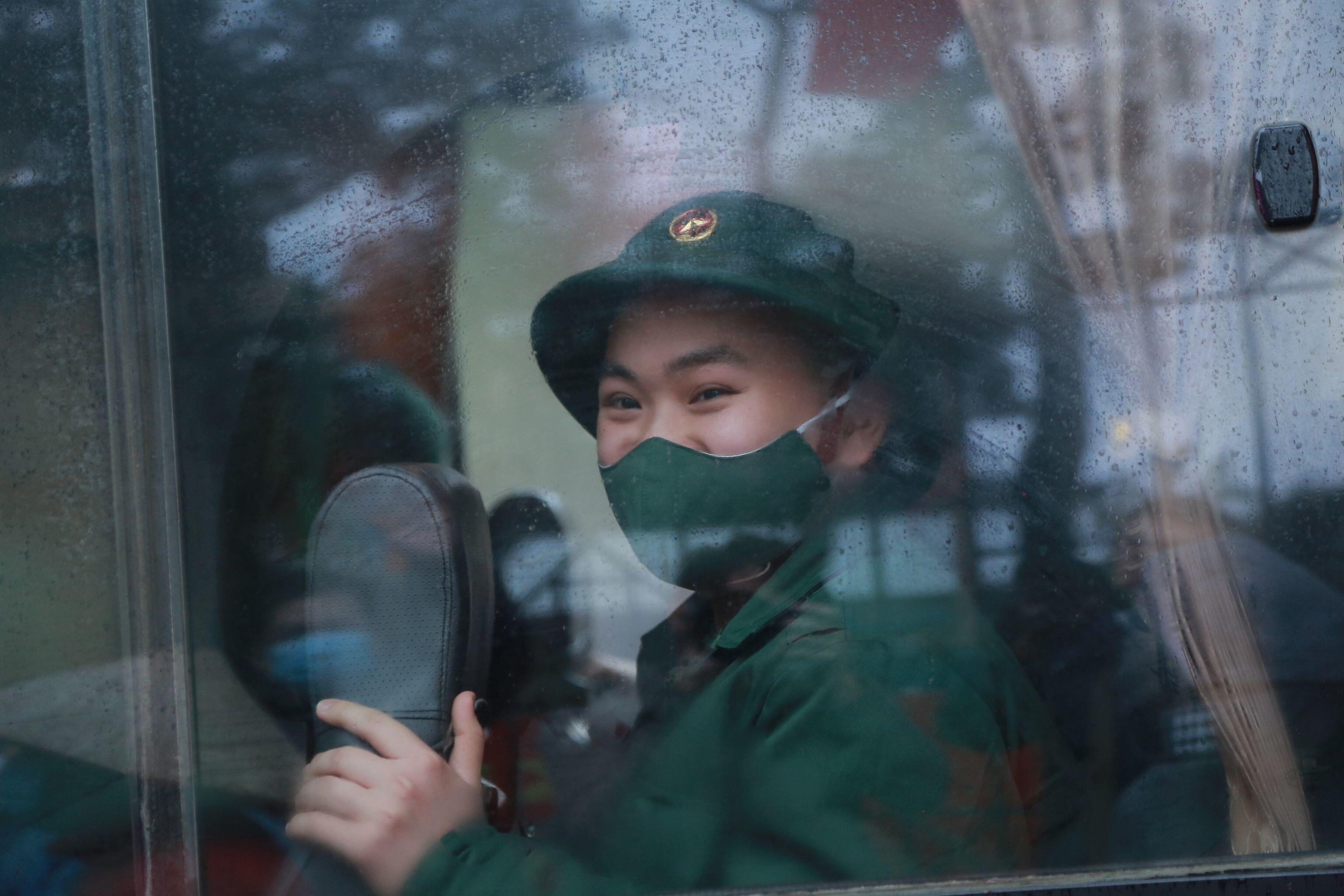 Gương mặt hồ hởi của người l&iacute;nh trẻ trong giờ ph&uacute;t tạm xa người th&acirc;n để l&agrave;m nhiệm vụ thi&ecirc;ng li&ecirc;ng.