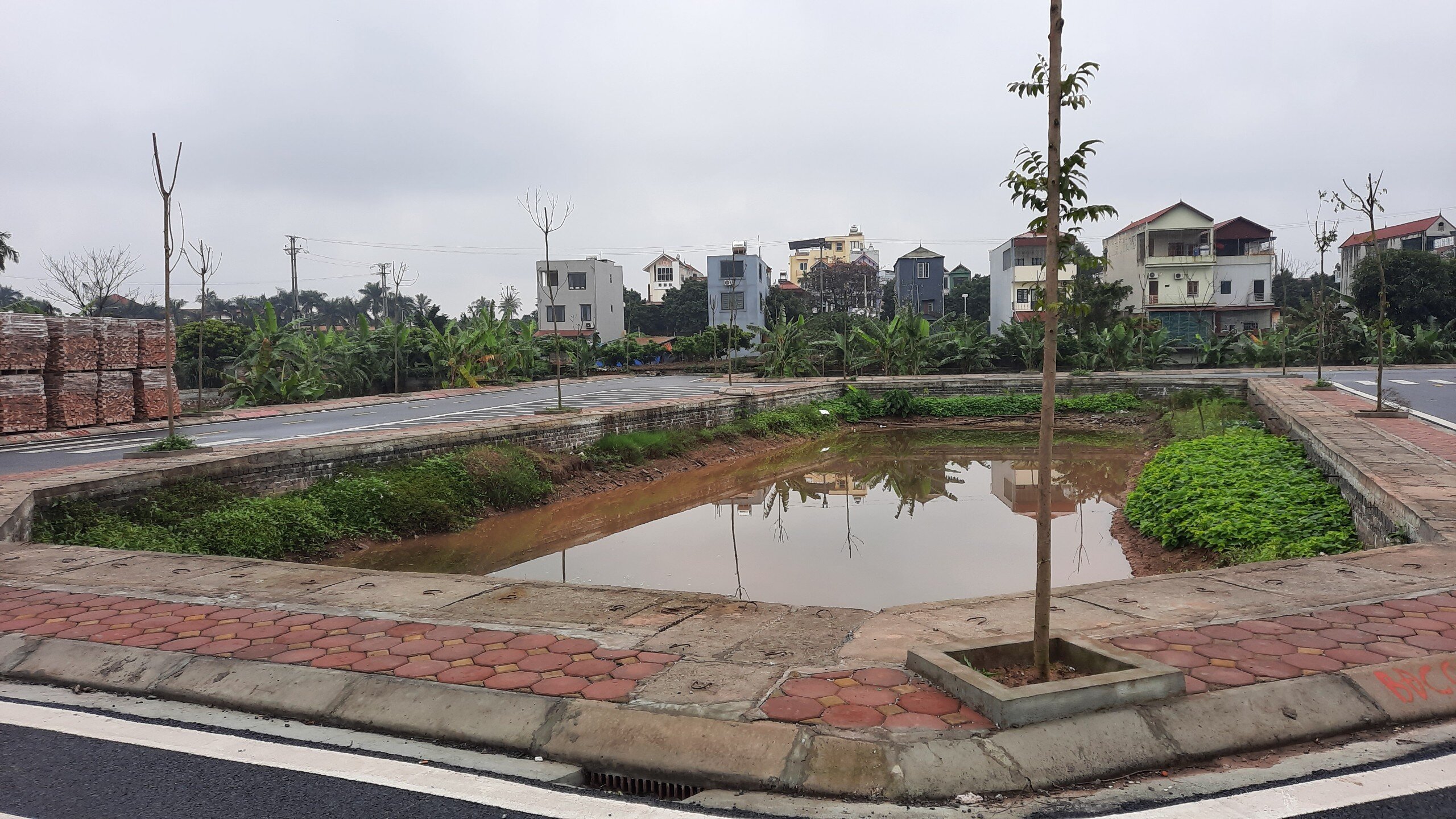 Tại 26 l&ocirc; đất đấu gi&aacute;, hạ tầng về giao th&ocirc;ng, vỉa h&egrave;, cống tho&aacute;t nước đ&atilde; được ho&agrave;n thiện.