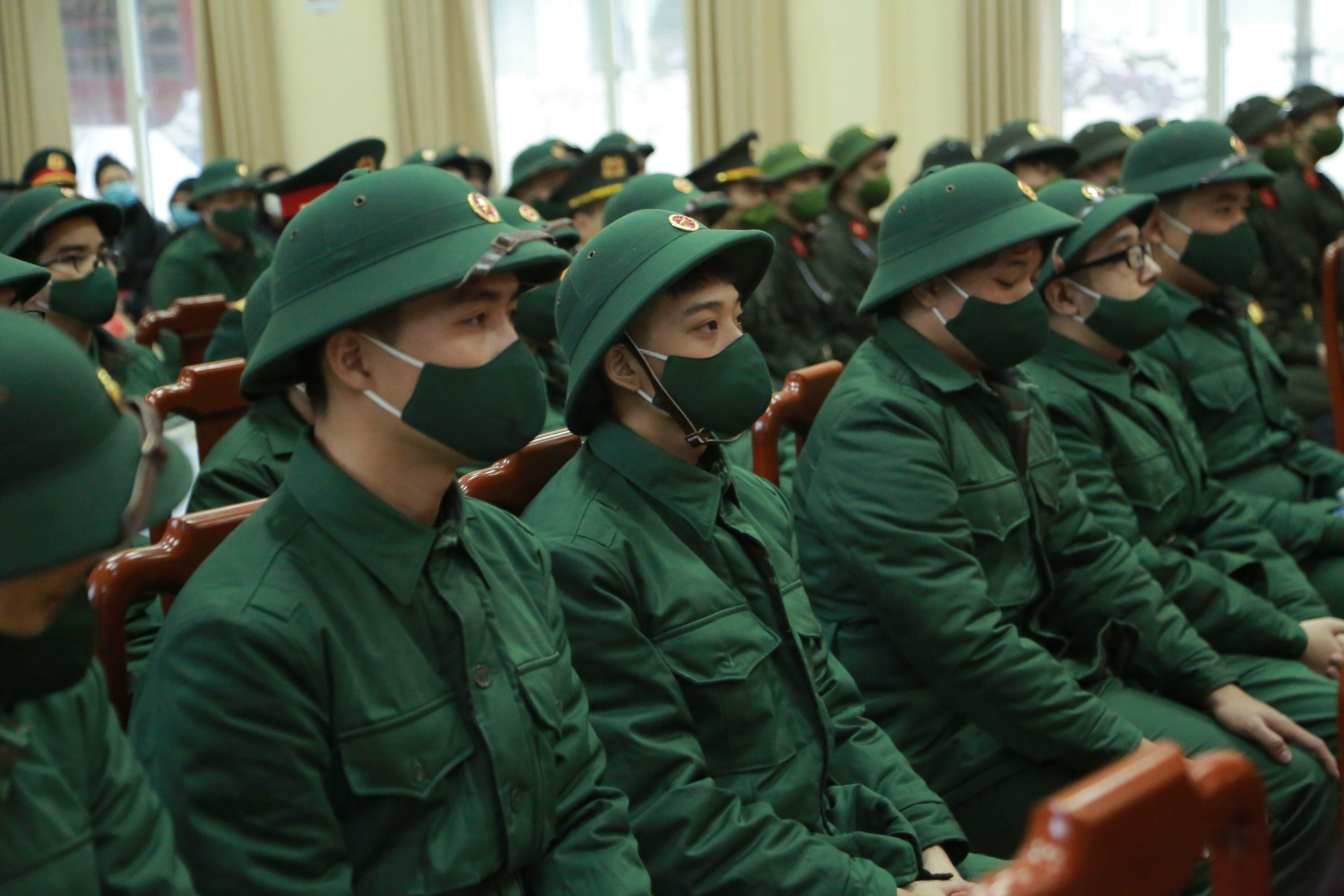 Tại quận Cầu Giấy, buổi lễ giao nhận qu&acirc;n được tổ chức trang nghi&ecirc;m với sự tham gia của c&aacute;c qu&acirc;n nh&acirc;n v&agrave; người th&acirc;n. 100% c&aacute;c qu&acirc;n nh&acirc;n v&agrave; người th&acirc;n tham dự buổi lễ đeo khẩu trang đảm bảo ph&ograve;ng chống dịch Covid-19.