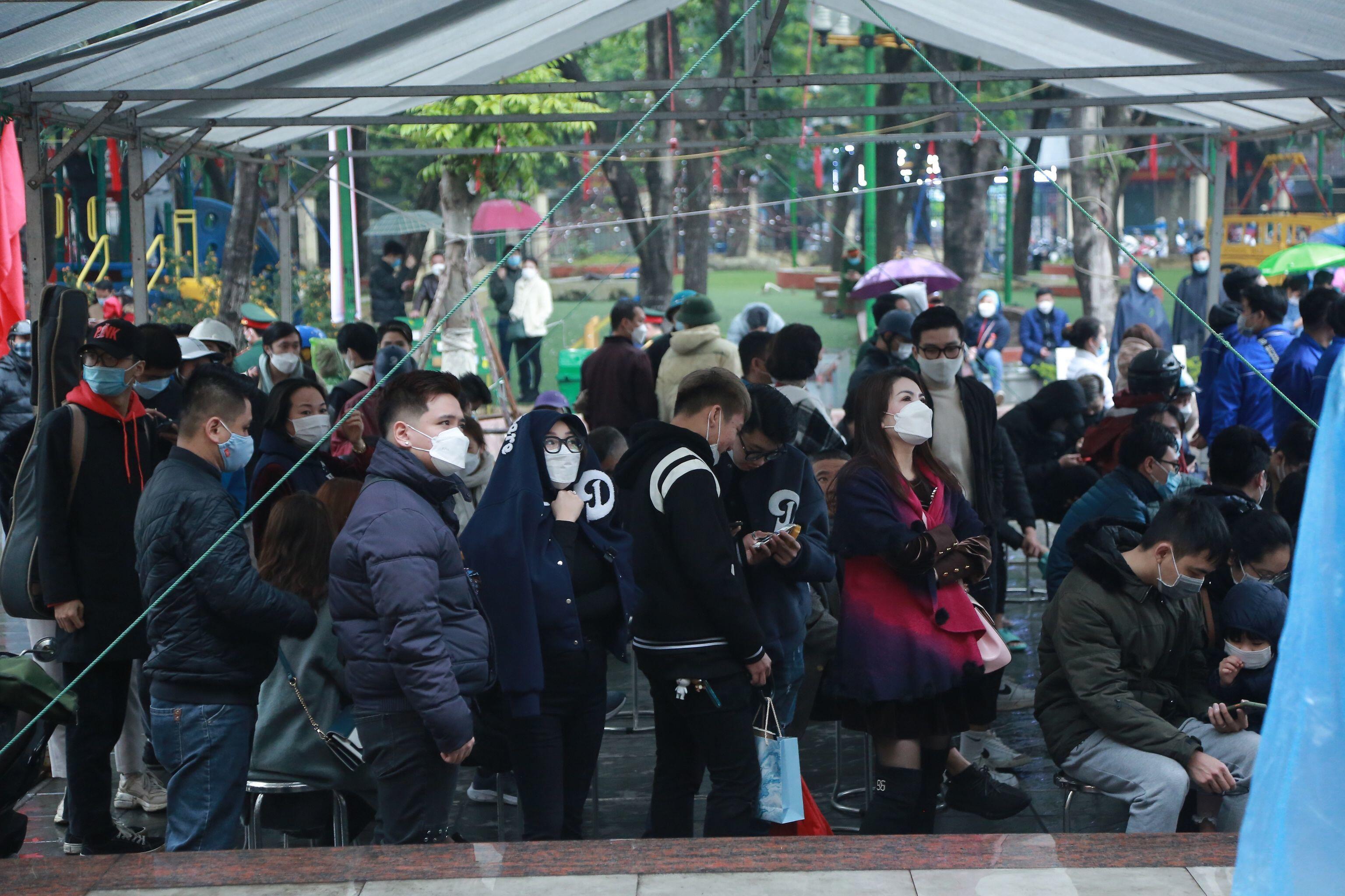 Nhiều người th&acirc;n đưa c&aacute;c thanh ni&ecirc;n nhập ngũ đ&atilde; đến từ sớm để tham dự buổi lễ v&agrave; chia tay người th&acirc;n.