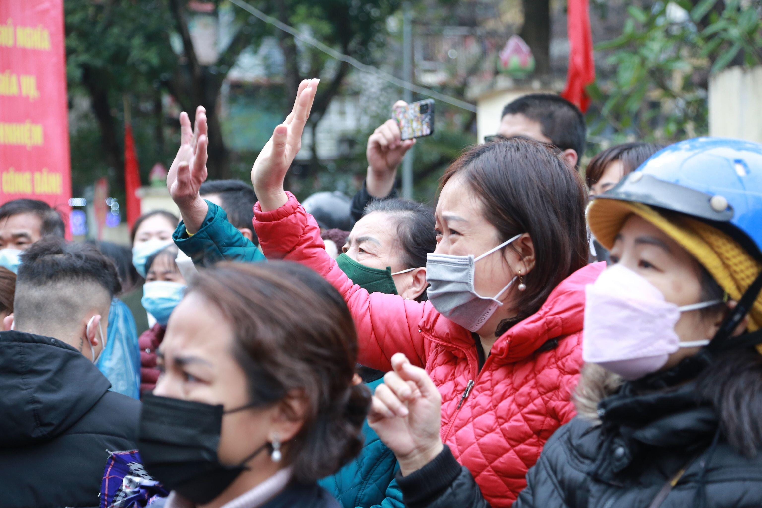 Thời tiết tại H&agrave; Nội s&aacute;ng mưa ph&ugrave;n c&ugrave;ng với lạnh nhưng người th&acirc;n vẫn chờ đến gi&acirc;y ph&uacute;t chia tay c&aacute;c t&acirc;n binh l&ecirc;n đường l&agrave;m nhiệm vụ bảo vệ Tổ quốc.