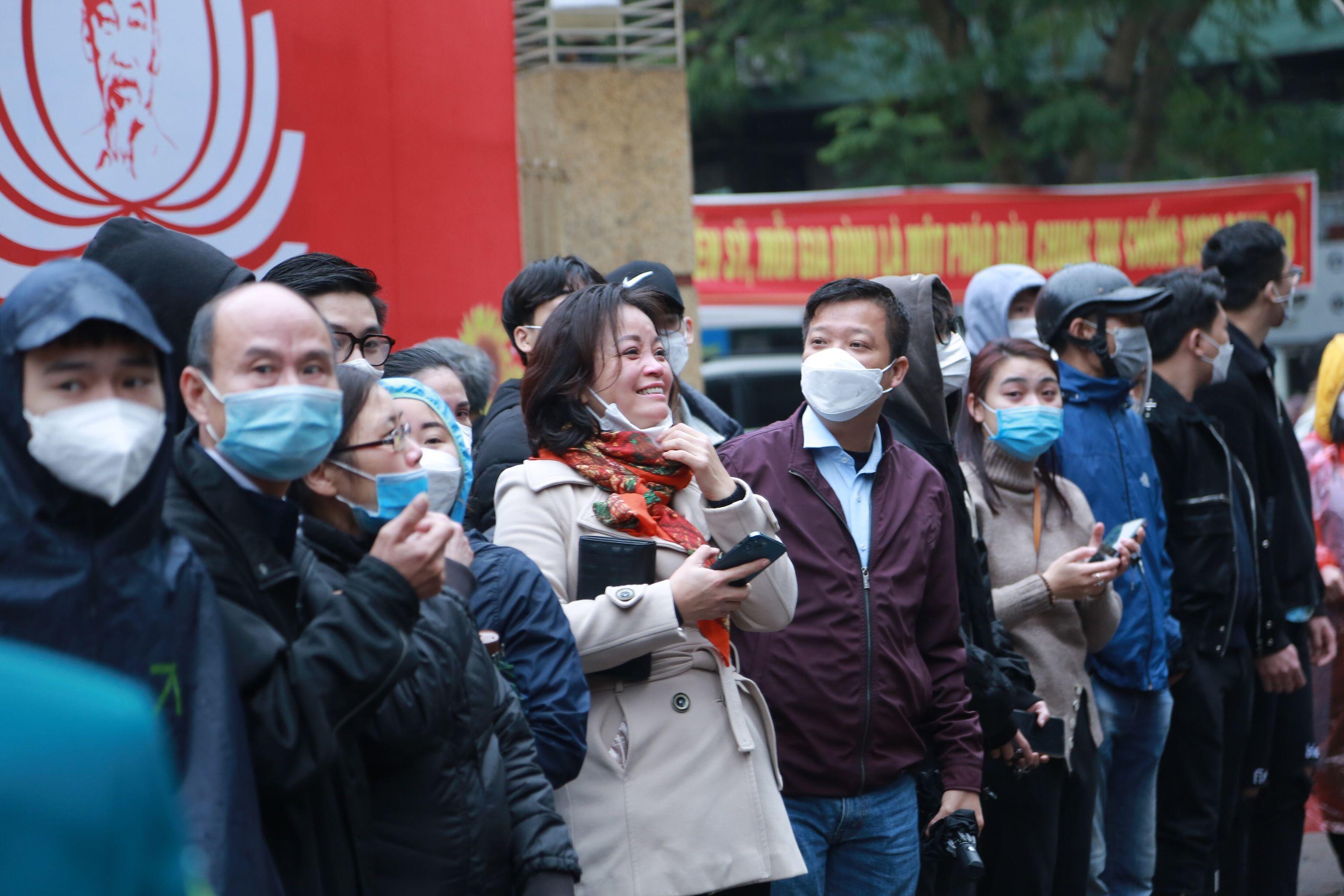 Nhiều người th&acirc;n đ&atilde; kh&ocirc;ng k&igrave;m được nước mắt, vừa hạnh ph&uacute;c vừa c&oacute; g&igrave; đ&oacute; nhớ nhung c&aacute;c anh l&iacute;nh trẻ.