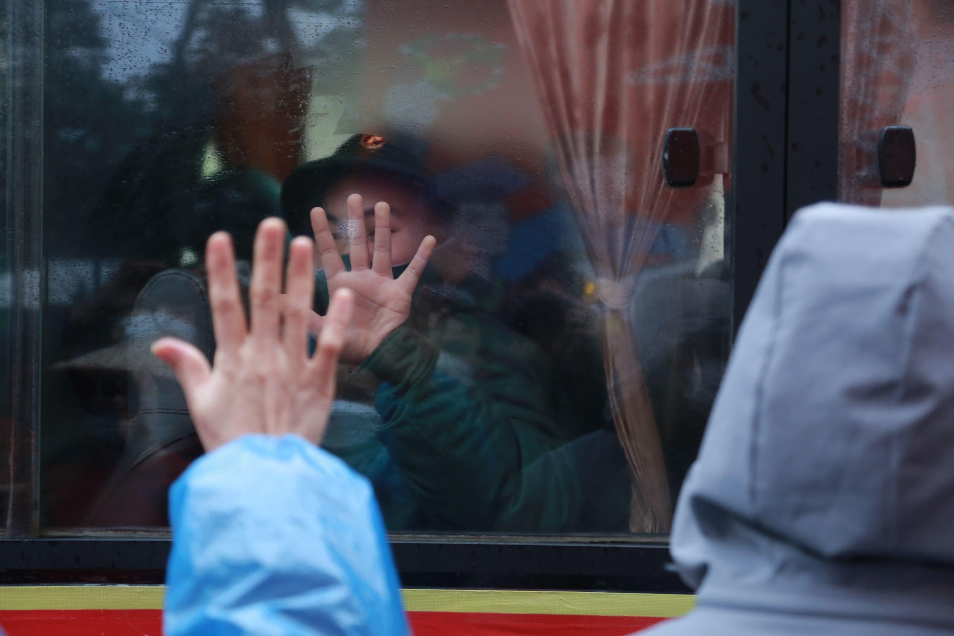 Những c&aacute;i vẫy tay k&egrave;m theo lời ch&uacute;c "ho&agrave;n th&agrave;nh nghĩa vụ tốt" đ&atilde; được người th&acirc;n của c&aacute;c qu&acirc;n nh&acirc;n trẻ thể hiện.