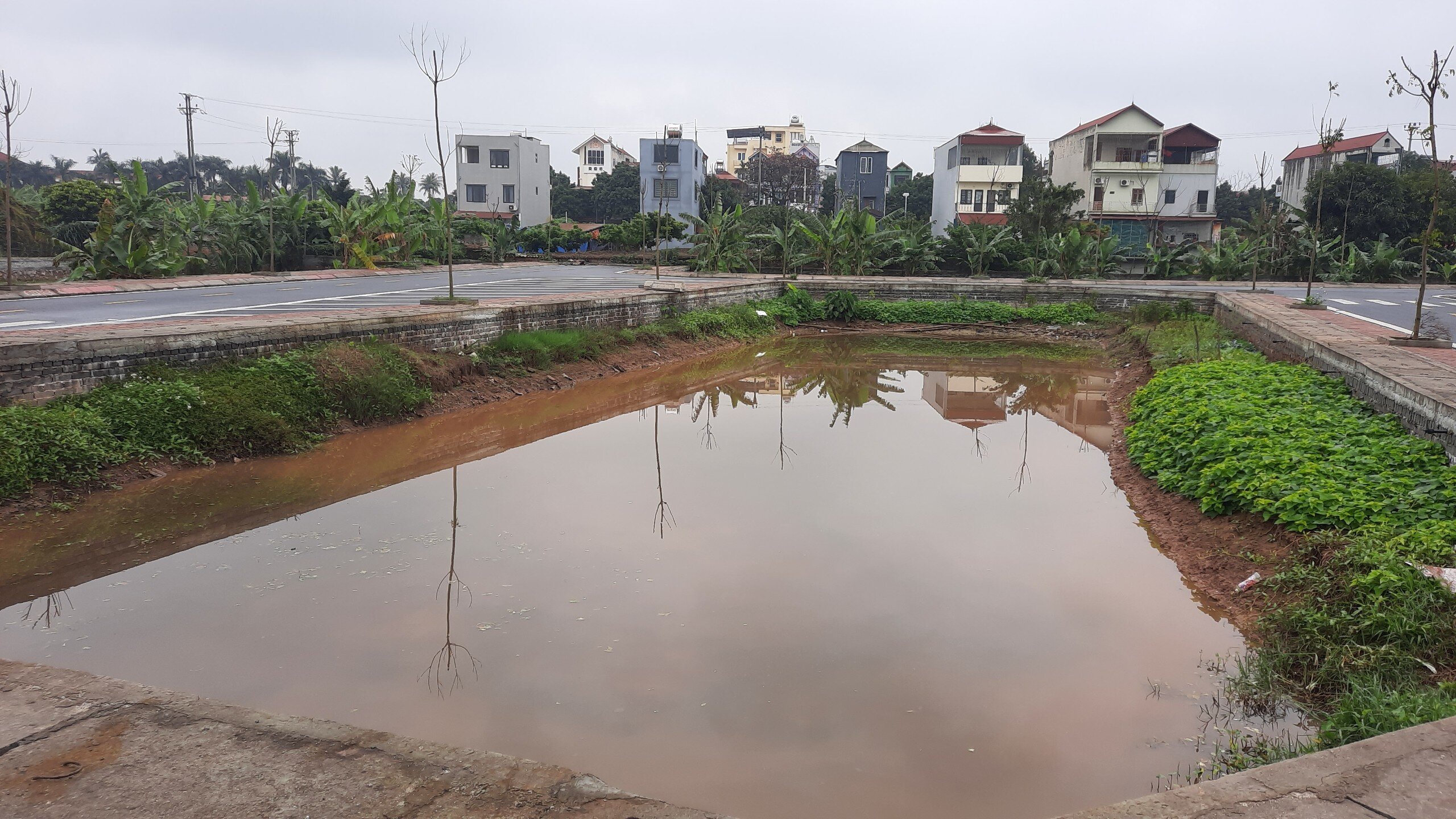 Tuy nhi&ecirc;n, đầu năm 2022, Cục Bổ trợ tư ph&aacute;p đ&atilde; ban h&agrave;nh kết luận thanh tra v&agrave; y&ecirc;u cầu UBND huyện Đan Phượng (TP H&agrave; Nội) kh&ocirc;ng ph&ecirc; duyệt, hủy kết quả đấu gi&aacute; 26 thửa đất tại khu n&agrave;y v&igrave; qu&aacute; tr&igrave;nh đấu gi&aacute; kh&ocirc;ng tu&acirc;n thủ theo quy định của ph&aacute;p luật.
