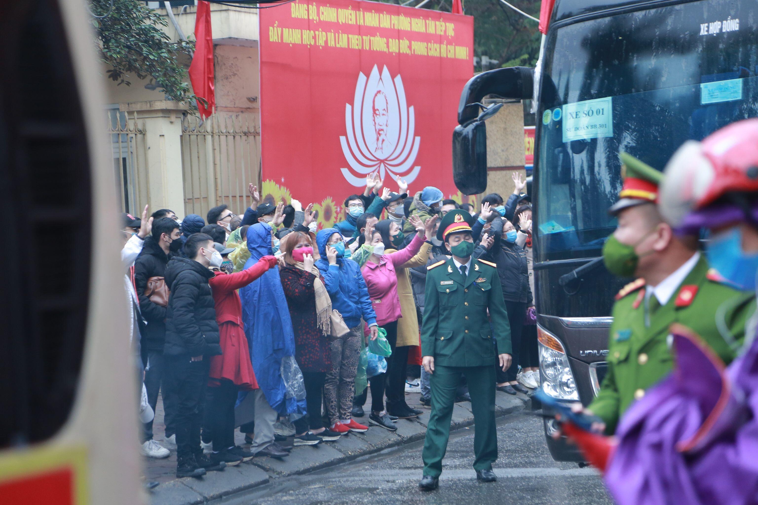 Rất đ&ocirc;ng người th&acirc;n của c&aacute;c t&acirc;n binh đứng b&ecirc;n lề đường vẫy tay ch&agrave;o đo&agrave;n xe đưa c&aacute;c tinh binh nhập ngũ.