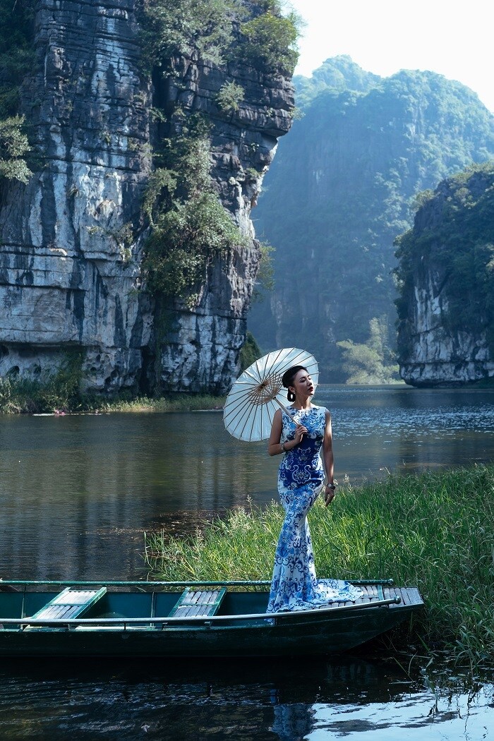 Từng trải qua một thời gian v&igrave; y&ecirc;u m&agrave; hạn chế sự nghiệp, Văn Mai Hương thời gian qua t&iacute;ch cực hoạt động s&ocirc;i nổi