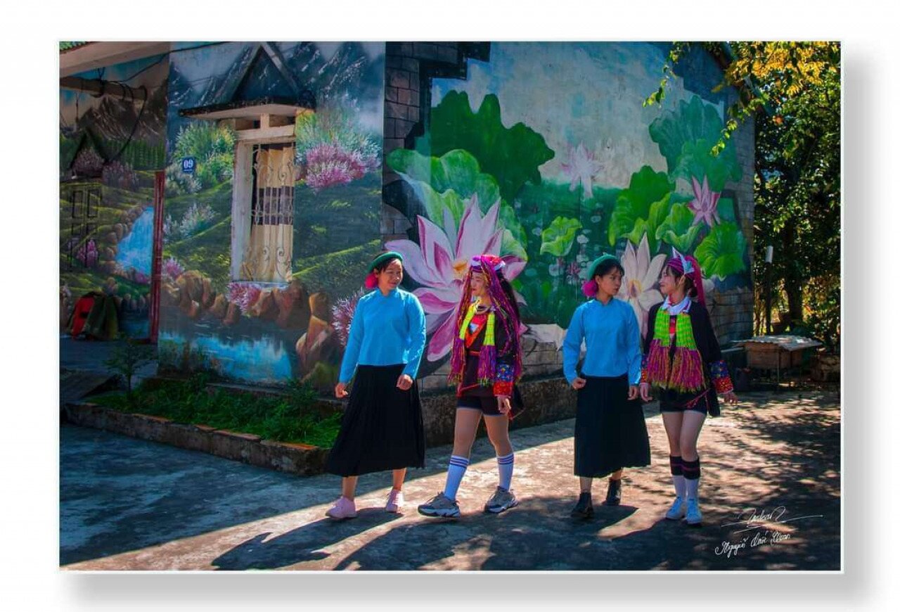 Những thiếu nữ người d&acirc;n tộc S&aacute;n Chỉ, người Dao tại x&oacute;m Họ Đặng, th&ocirc;n P&ograve; H&egrave;n. Hiện to&agrave;n th&ocirc;n c&oacute; tr&ecirc;n 150 hộ gồm 3 d&acirc;n tộc anh, em c&ugrave;ng sinh sống l&agrave; Kinh, Dao, S&aacute;n Chỉ (d&acirc;n tộc thiểu số chiếm đa số).