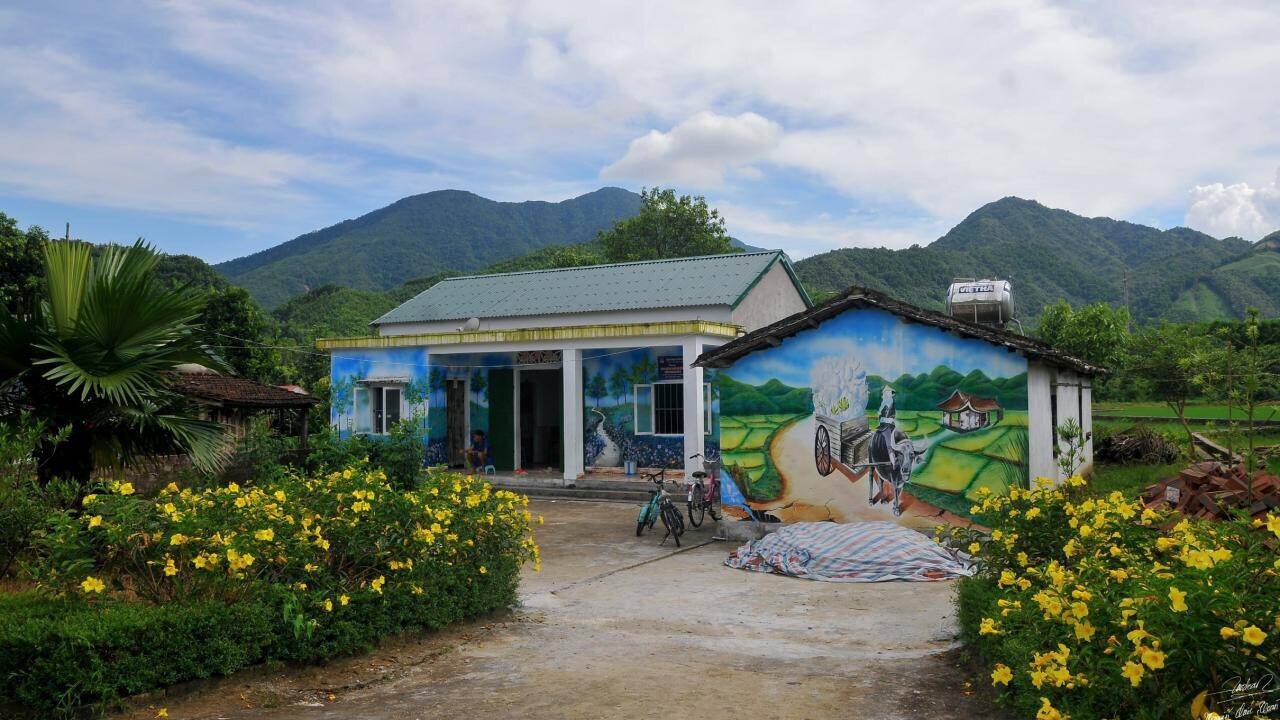 "G&oacute;c s&acirc;n, khoảng trời" v&agrave; những bức b&iacute;ch họa l&agrave; nguồn nu&ocirc;i dưỡng những ước mơ cho trẻ thơ ở th&ocirc;n P&ograve; H&egrave;n.
Việc l&agrave;m n&agrave;y kh&ocirc;ng chỉ g&oacute;p phần tuy&ecirc;n truyền, n&acirc;ng cao nhận thức của người d&acirc;n địa phương trong việc sống h&agrave;i h&ograve;a với thi&ecirc;n nhi&ecirc;n, n&acirc;ng cao &yacute; thức bảo vệ m&ocirc;i trường m&agrave; c&ograve;n tạo kh&ocirc;ng gian độc đ&aacute;o, kh&aacute;c biệt để &ldquo;h&uacute;t&rdquo; những du kh&aacute;ch th&iacute;ch trải nghiệm đồng qu&ecirc;.