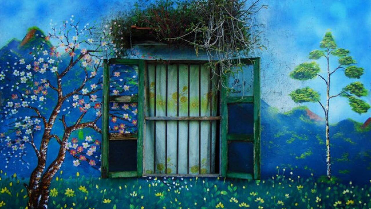 "G&oacute;c s&acirc;n, khoảng trời" v&agrave; những bức b&iacute;ch họa l&agrave; nguồn nu&ocirc;i dưỡng những ước mơ cho trẻ thơ ở th&ocirc;n P&ograve; H&egrave;n. Chị Ph&ugrave;n Ngọc Anh, một du kh&aacute;ch chia sẻ: "Đến nơi đ&acirc;y, em vừa được h&ograve;a m&igrave;nh v&agrave;o đời sống của b&agrave; con, được ngắm nh&igrave;n n&uacute;i rừng h&ugrave;ng vĩ nơi bi&ecirc;n giới v&agrave; được chụp ảnh những bức b&iacute;ch họa, thấy thư th&aacute;i lắm".