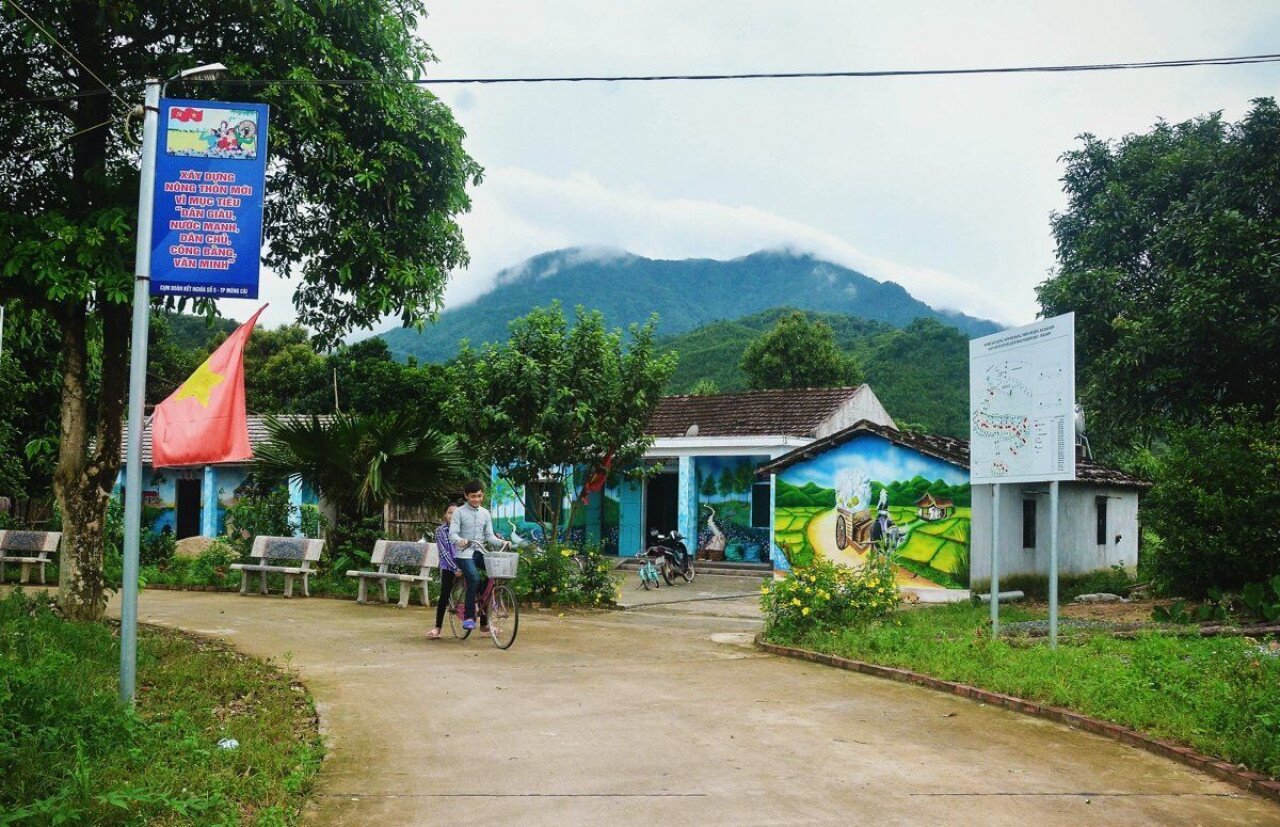 Đến thung lũng P&ograve; H&egrave;n, x&atilde; Hải Sơn, TP M&oacute;ng C&aacute;i (Quảng Ninh), nhiều người sẽ kh&ocirc;ng khỏi ngỡ ng&agrave;ng với những đường hoa, l&agrave;ng b&iacute;ch họa khiến nhiều người say m&ecirc; check in đến "qu&ecirc;n đường về".