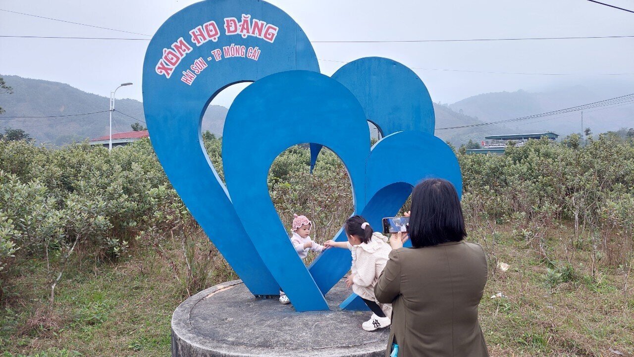 Đo&agrave;n Thanh ni&ecirc;n x&atilde; đ&atilde; vận động người d&acirc;n, những người c&oacute; uy t&iacute;n ở th&ocirc;n x&oacute;m c&ugrave;ng ủng hộ, tham gia m&ocirc; h&igrave;nh l&agrave;ng b&iacute;ch hoạ, đường hoa. Một trong những m&ocirc; h&igrave;nh ti&ecirc;u biểu, nổi bật l&agrave; triển khai l&agrave;ng b&iacute;ch họa tại x&oacute;m Họ Đặng ở th&ocirc;n P&ograve; H&egrave;n.