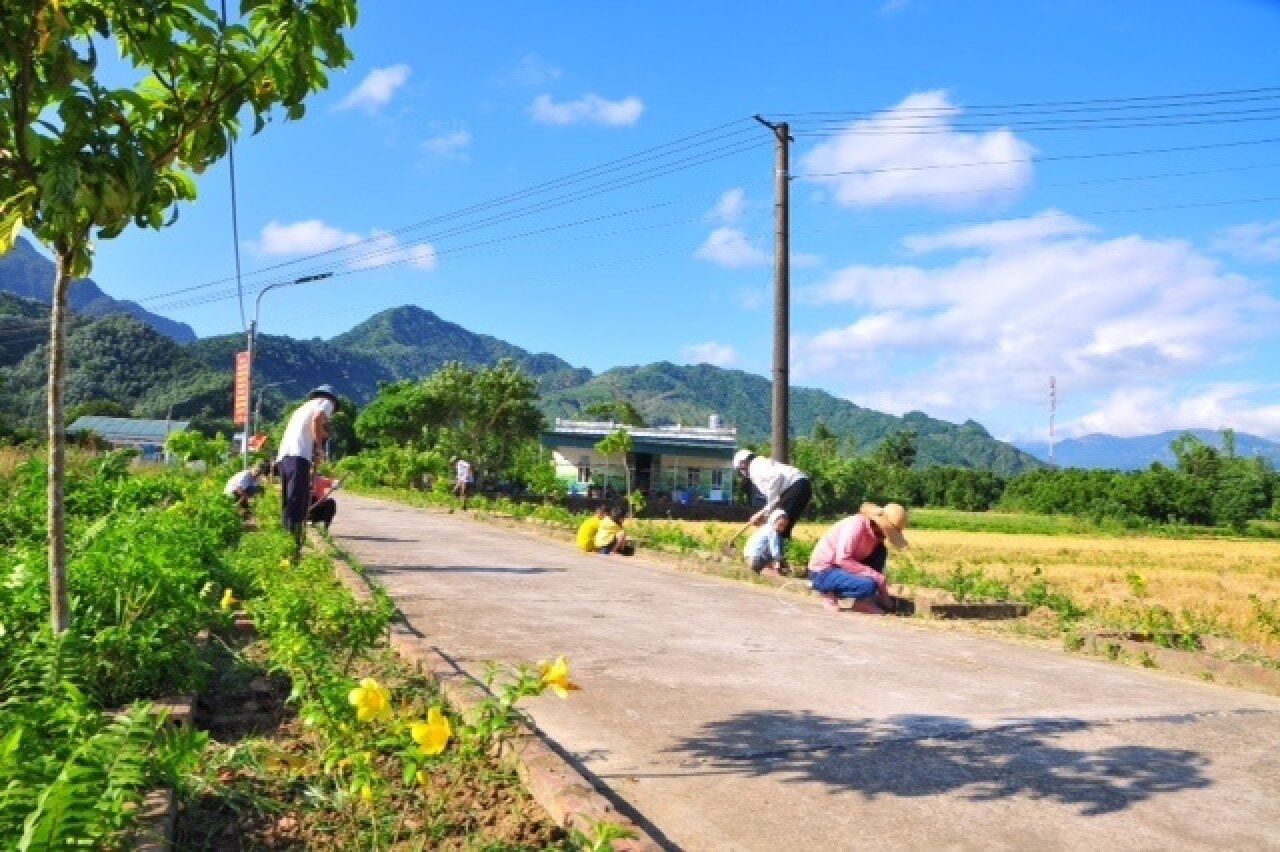 "Mới đ&acirc;y, cũng th&ocirc;ng qua h&igrave;nh thức x&atilde; hội h&oacute;a, th&ocirc;n P&ograve; H&egrave;n đ&atilde; v&agrave; đang l&agrave;m những tuyến đường hoa để tạo điểm nhấn giữa &ldquo;động v&agrave; tĩnh&rdquo;, t&ocirc; điểm th&ecirc;m n&eacute;t đẹp cho bản l&agrave;ng&hellip;", chị Đ&agrave;o cho hay.