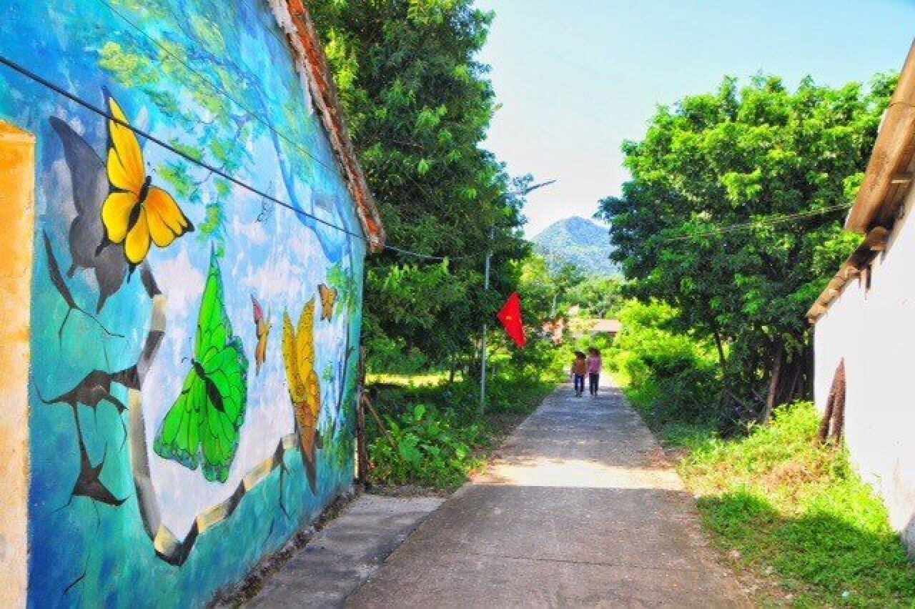 Nằm gi&aacute;p bi&ecirc;n giới Việt - Trung, Hải Sơn kh&ocirc;ng chỉ nổi tiếng với Đ&agrave;i tưởng niệm Anh h&ugrave;ng Liệt sỹ P&ograve; H&egrave;n &ndash; nơi c&aacute;c c&aacute;n bộ, chiến sỹ Đồn Bi&ecirc;n ph&ograve;ng 209 ng&atilde; xuống để bảo vệ từng tấc đất thi&ecirc;ng li&ecirc;ng của Tổ quốc, m&agrave; c&ograve;n bởi những con đường hoa, l&agrave;ng b&iacute;ch họa đẹp như mơ ở thung lũng P&ograve; H&egrave;n.