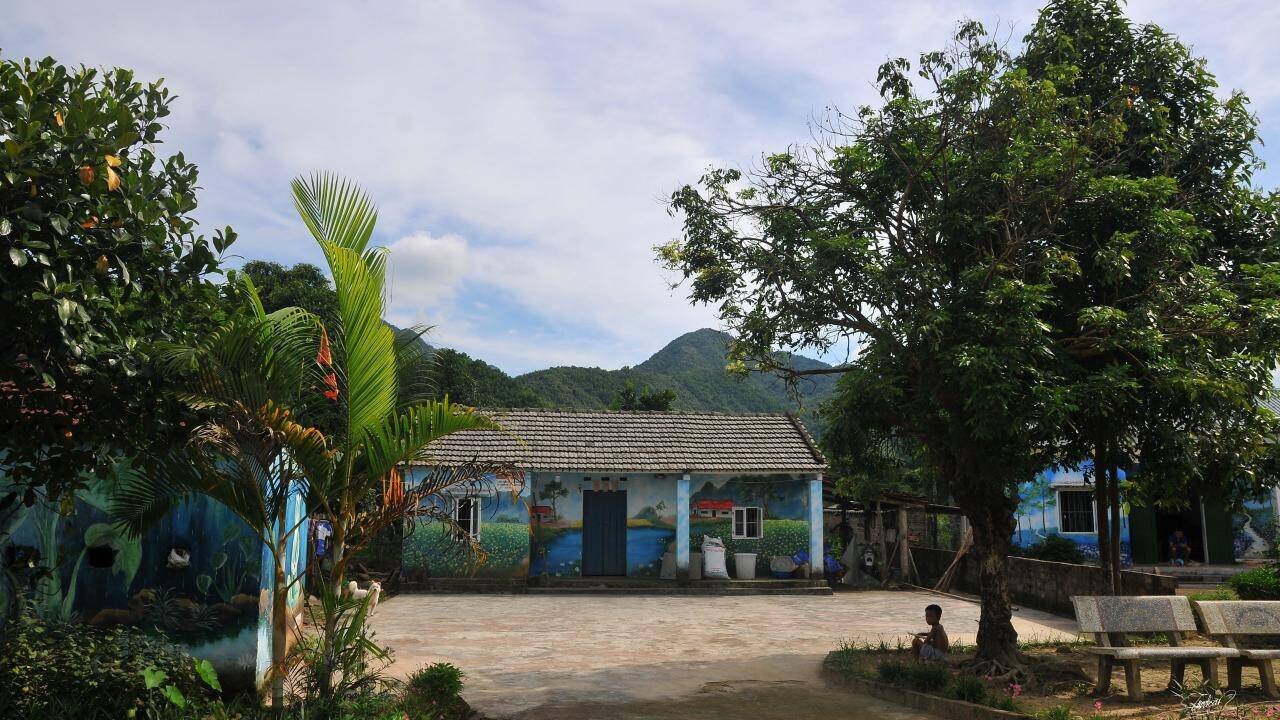 Được sự đồng thuận của người d&acirc;n, chỉ trong một thời gian ngắn, hơn 20 tấm b&iacute;ch họa đ&atilde; được sơn, vẽ tr&ecirc;n c&aacute;c bức tường, hi&ecirc;n nh&agrave; của gần 30 hộ d&acirc;n tại th&ocirc;n P&ograve; H&egrave;n.