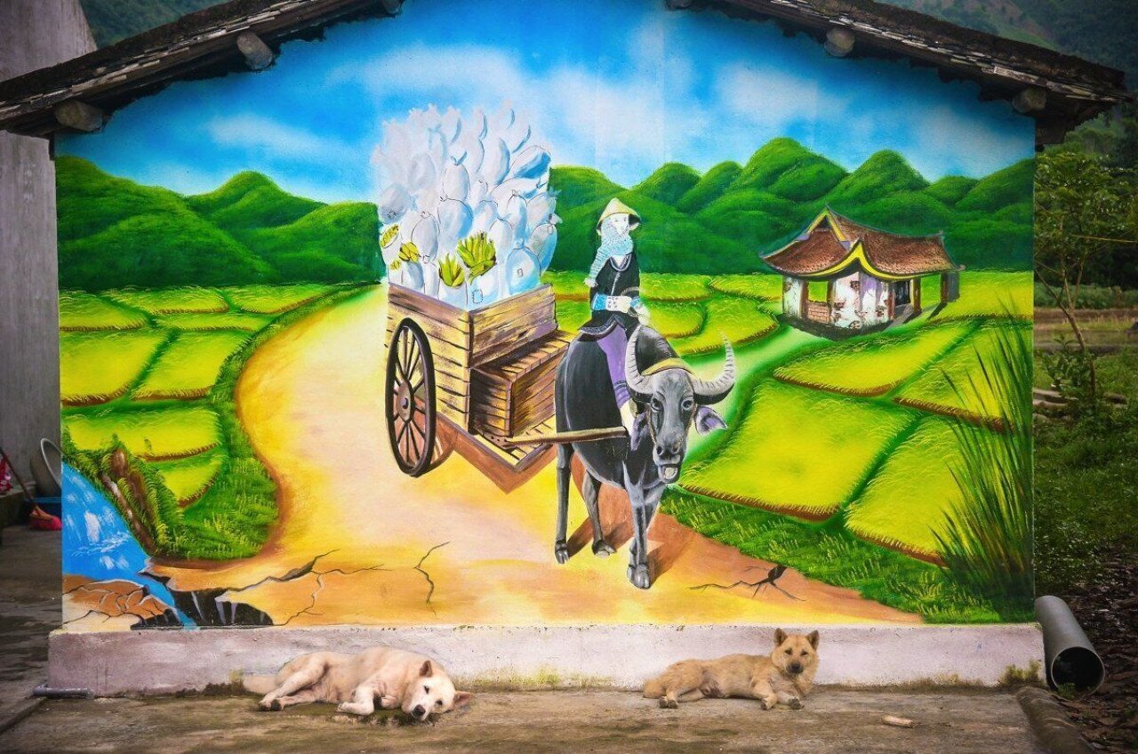 Ở nơi "th&acirc;m sơn, c&ugrave;ng cốc" như thung lũng P&ograve; H&egrave;n, những bức tranh hiện ra tr&ecirc;n tường nh&agrave;, đường l&agrave;ng khiến du kh&aacute;ch như lạc bước v&agrave;o chốn thần ti&ecirc;n.