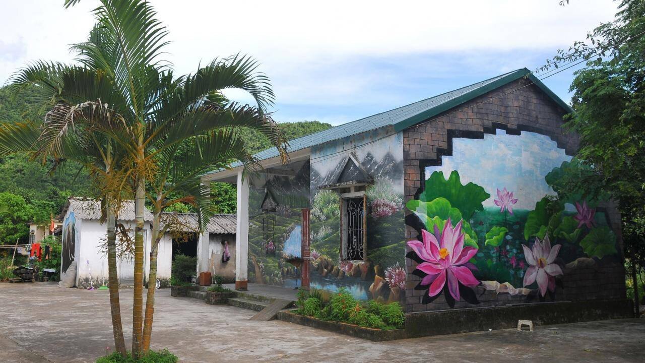 Đến P&ograve; H&egrave;n, du kh&aacute;ch sẽ được chi&ecirc;m ngưỡng những mảng m&agrave;u sống động từ c&aacute;c bức tranh mang đậm bản sắc của v&ugrave;ng đất v&agrave; con người bản địa.