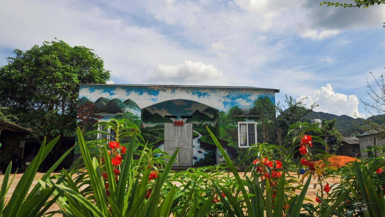 Từ năm 2016 đến nay, với sự hỗ trợ của Th&agrave;nh Đo&agrave;n M&oacute;ng C&aacute;i, Đo&agrave;n Thanh ni&ecirc;n x&atilde; Hải Sơn đ&atilde; th&uacute;c đẩy c&aacute;c m&ocirc; h&igrave;nh thu h&uacute;t du lịch tại địa phương, trong đ&oacute; c&oacute; s&aacute;ng kiến x&acirc;y dựng đường hoa, l&agrave;ng b&iacute;ch hoạ.