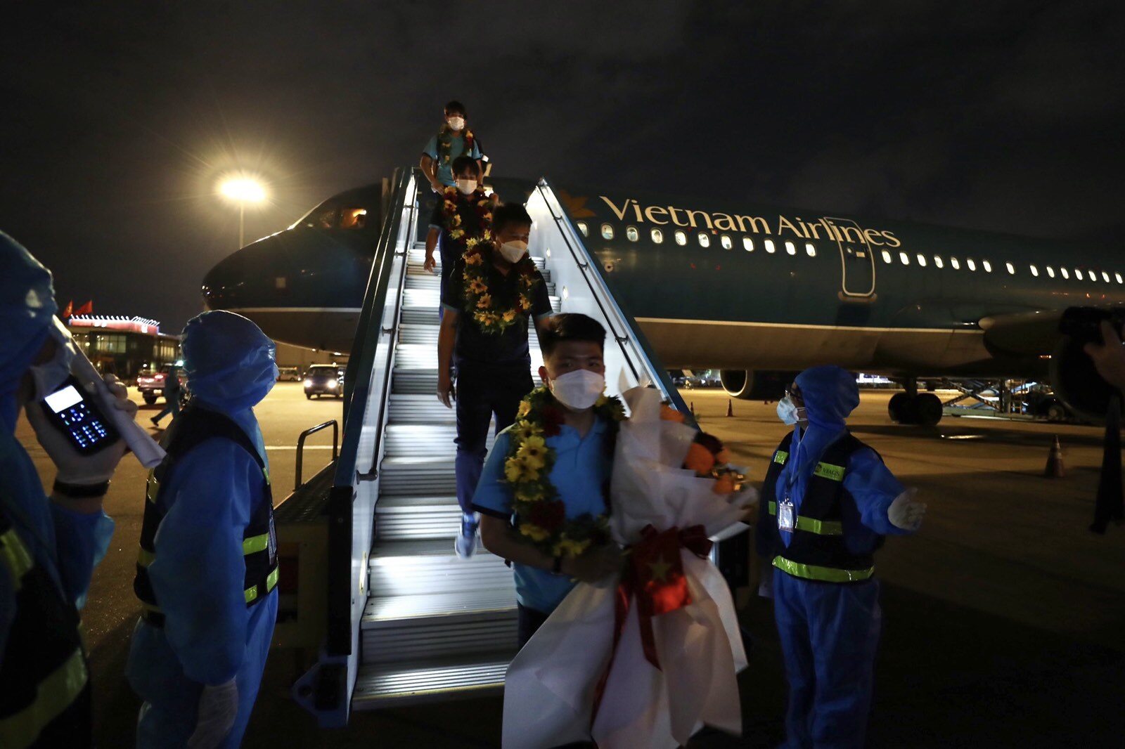 Chuyến bay đặc biệt mang số hiệu VN852 với sự có mặt của toàn thể ban huấn luyện và các cầu thủ đội tuyển bóng đá nam U23 Việt Nam đã hạ cánh an toàn tại Tân Sơn Nhất lúc 18h45 ngày 27/2/2022.