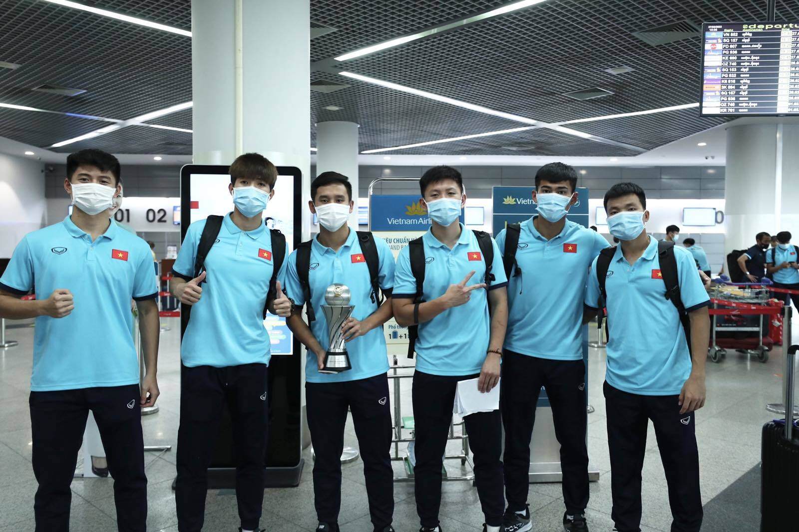 Trước đó, toàn đội tuyển đã có mặt tại sân bay Phnompenh (Campuchia) để chuẩn bị cho chuyến bay trở về Việt Nam.